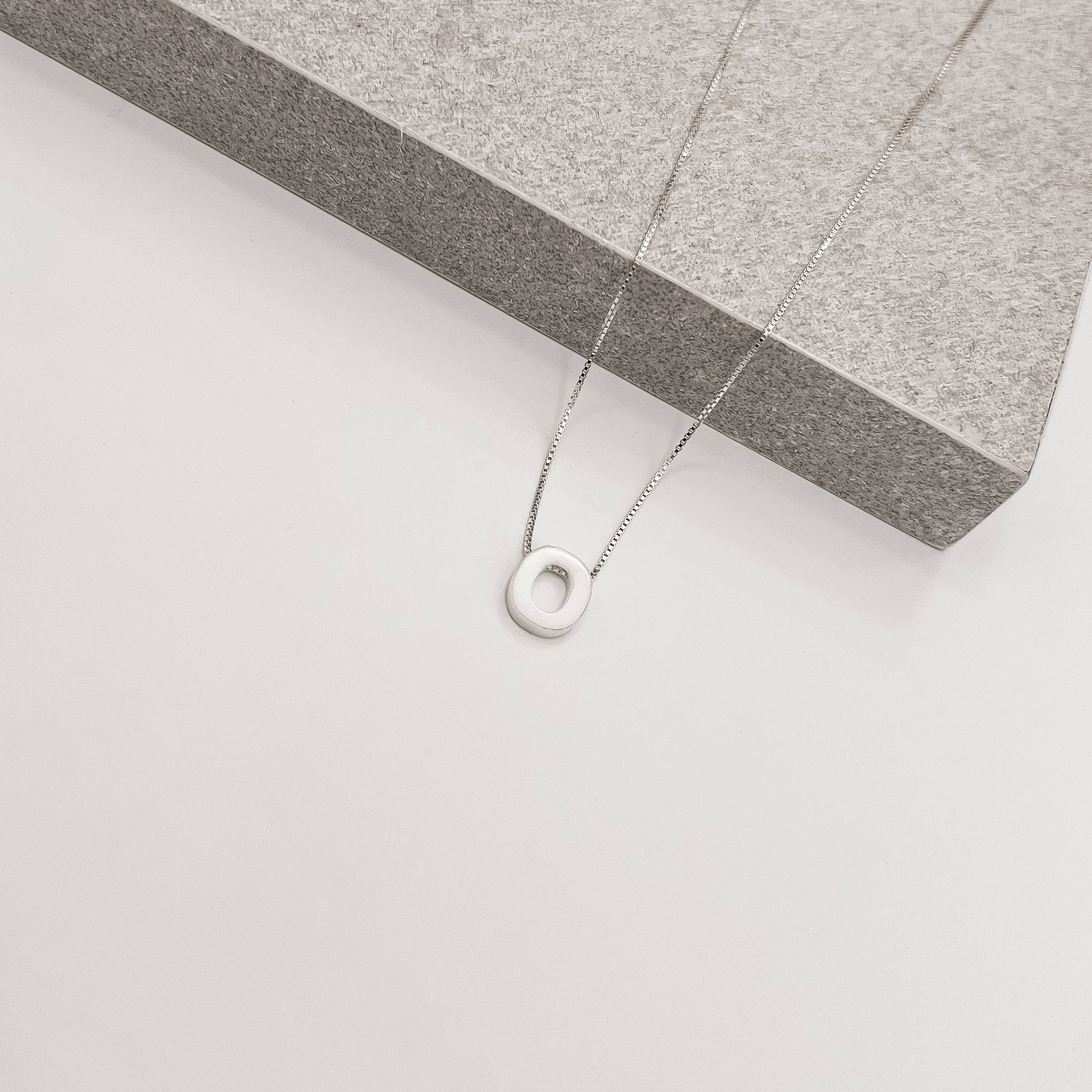 Imagem Colar madrepérola letra O 45cm