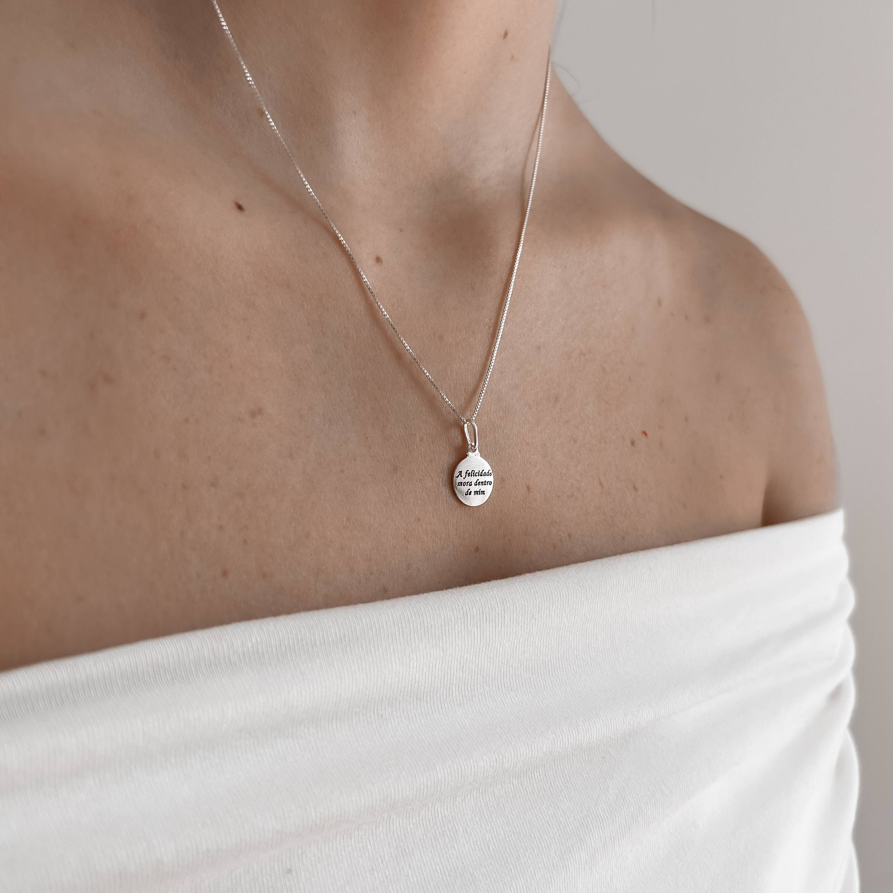 Imagem Colar pingente medalha a felicidade mora dentro de mim 11mm 45cm