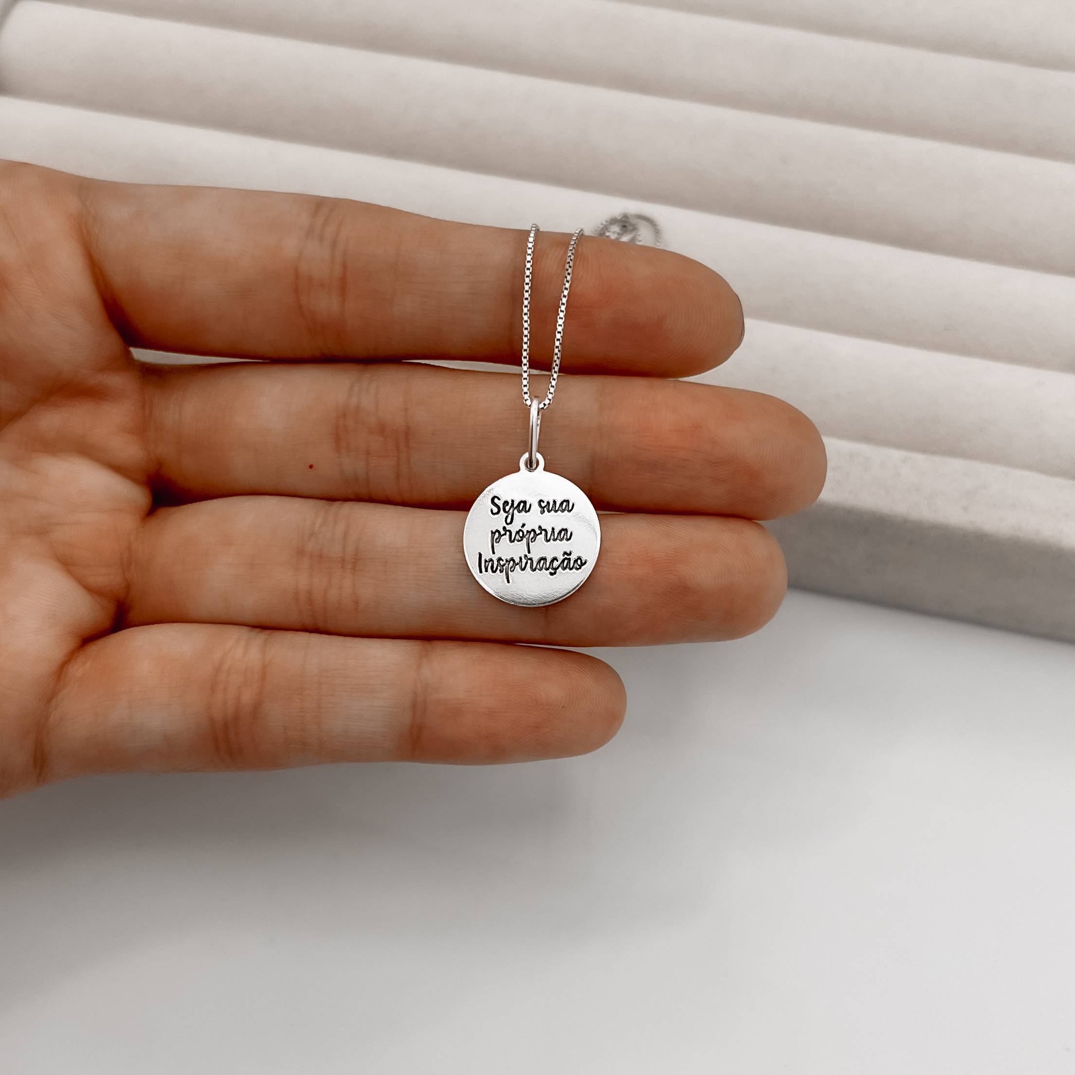 Imagem Secundária Colar pingente medalha Seja sua própria inspiração 15mm envelhecido 45cm