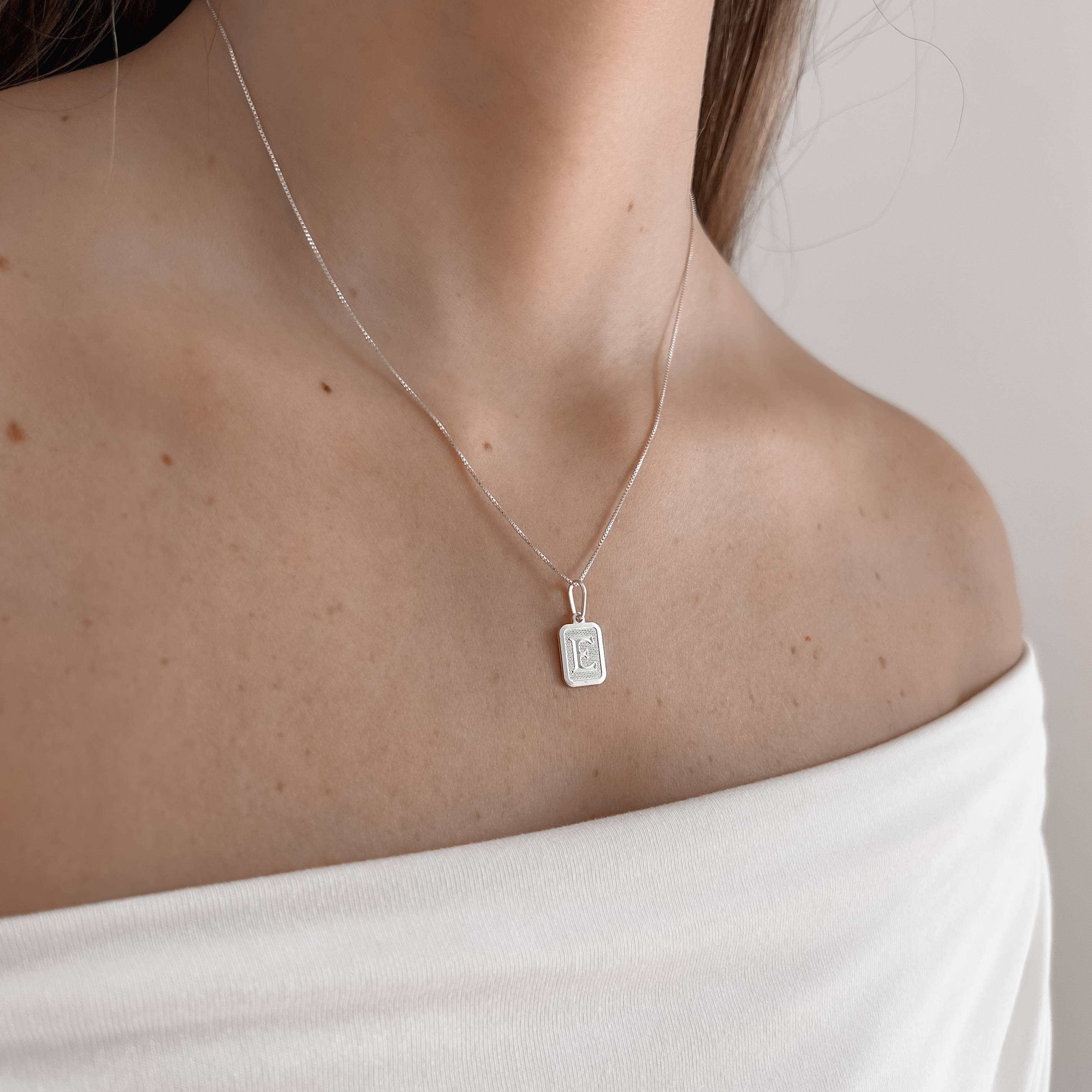 Imagem Secundária Colar pingente placa letra E 12mm 45cm