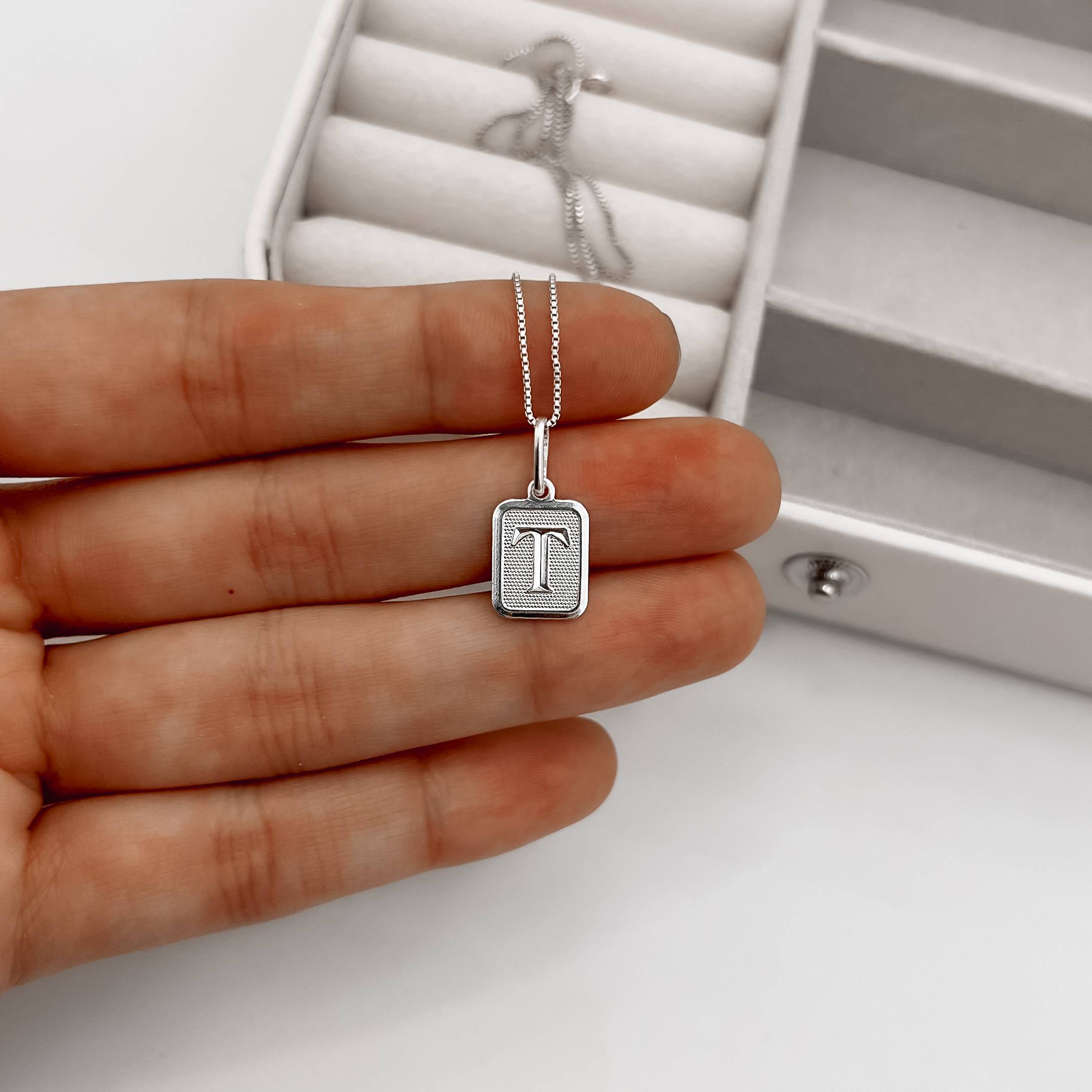 Imagem Secundária Colar pingente placa letra T 12mm 45cm