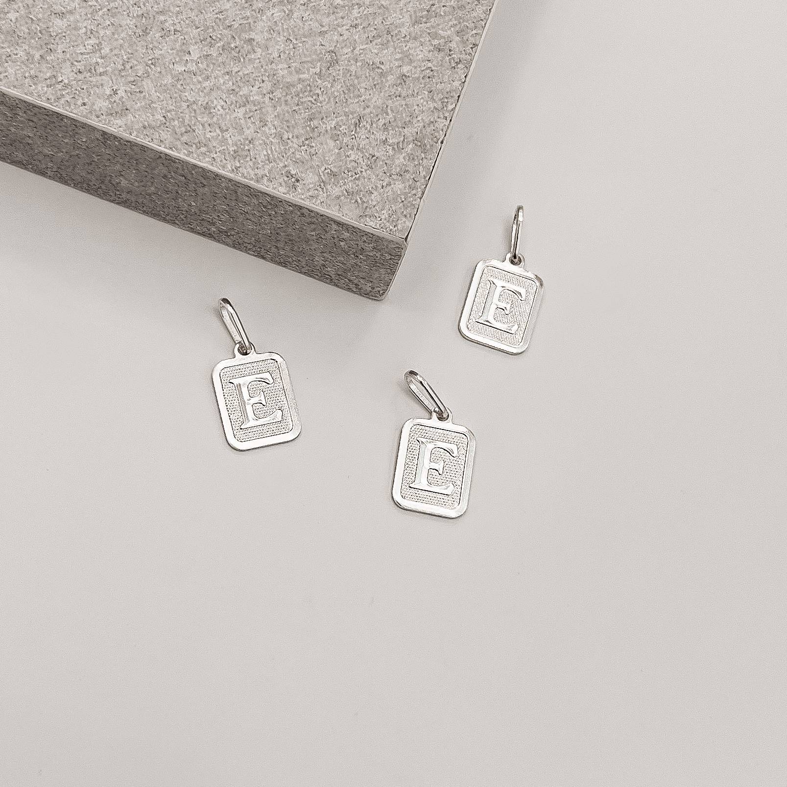 Pingente placa letra E 12mm 