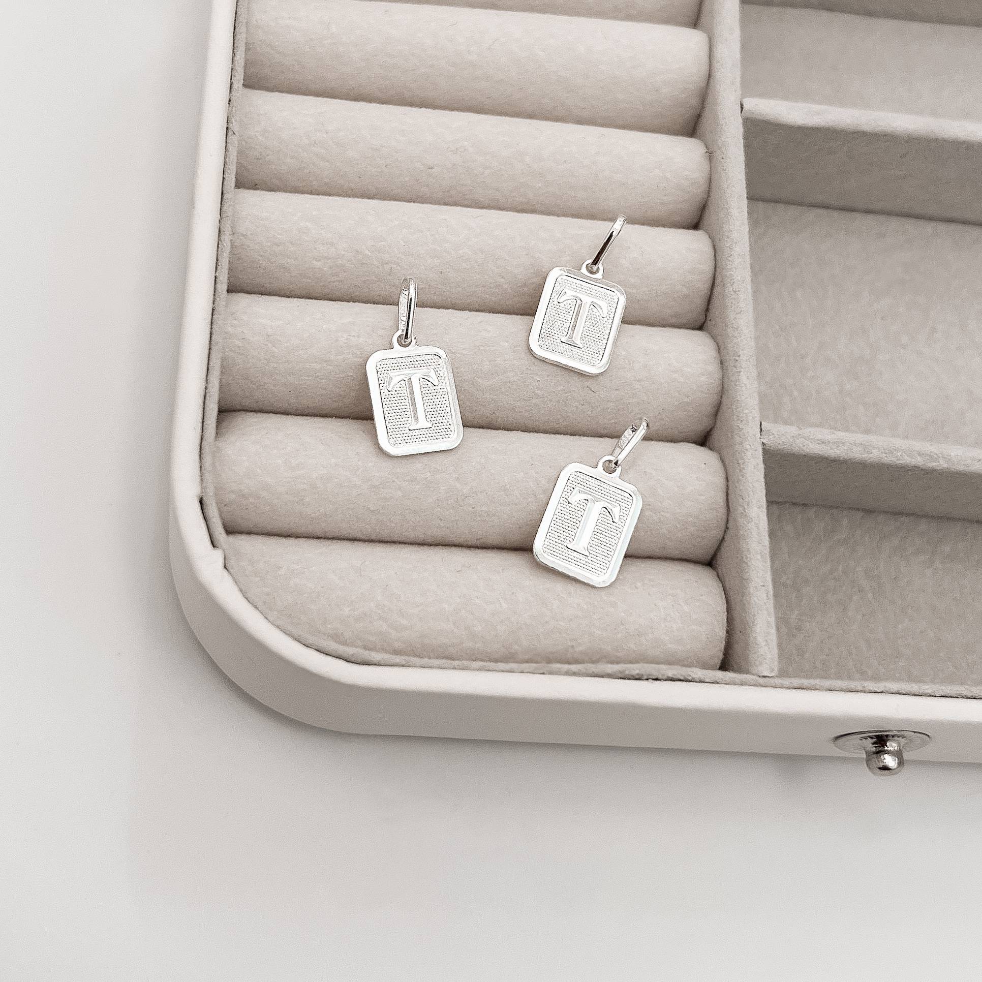 Pingente placa letra T 12mm 