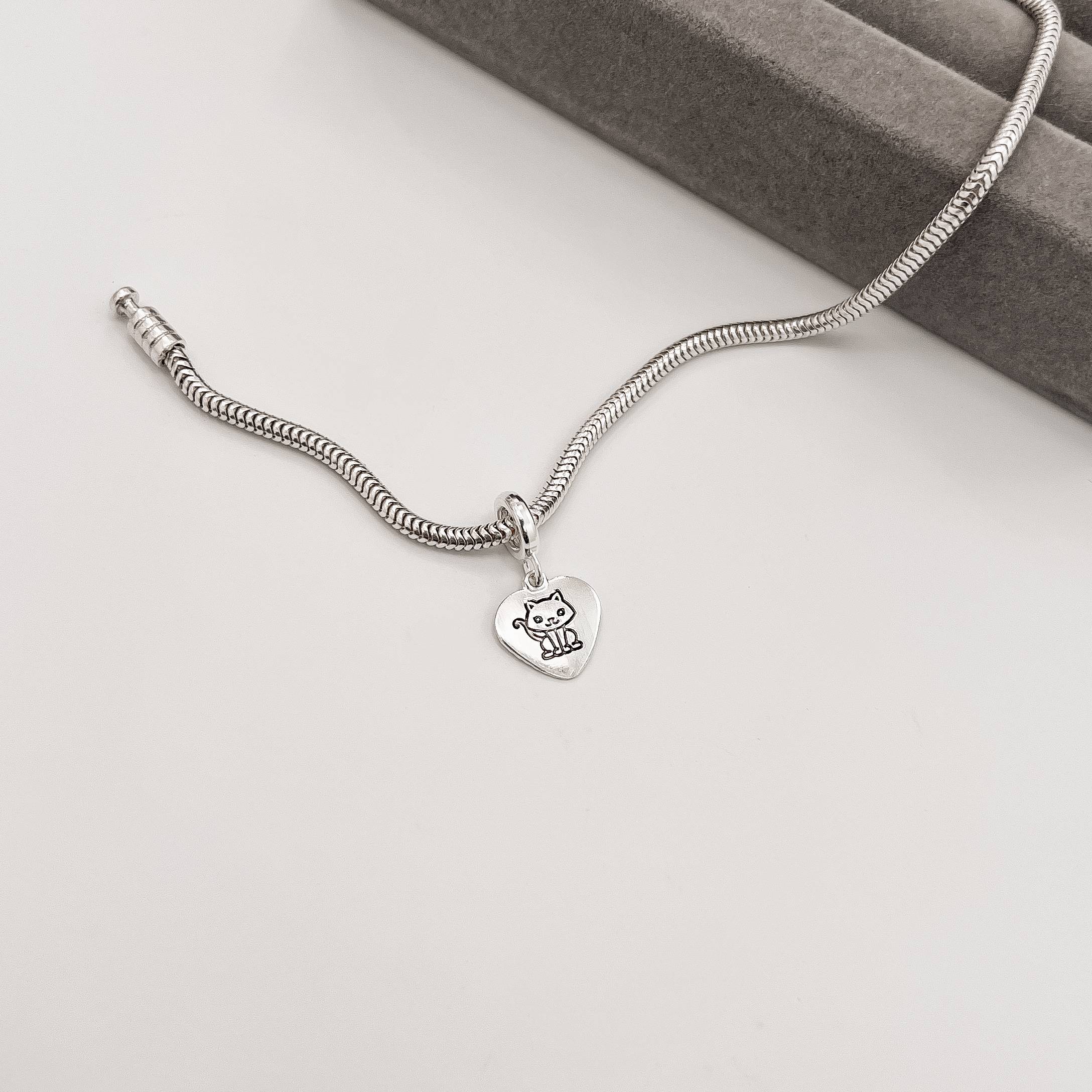 Berloque pingente coração gato 10mm resina