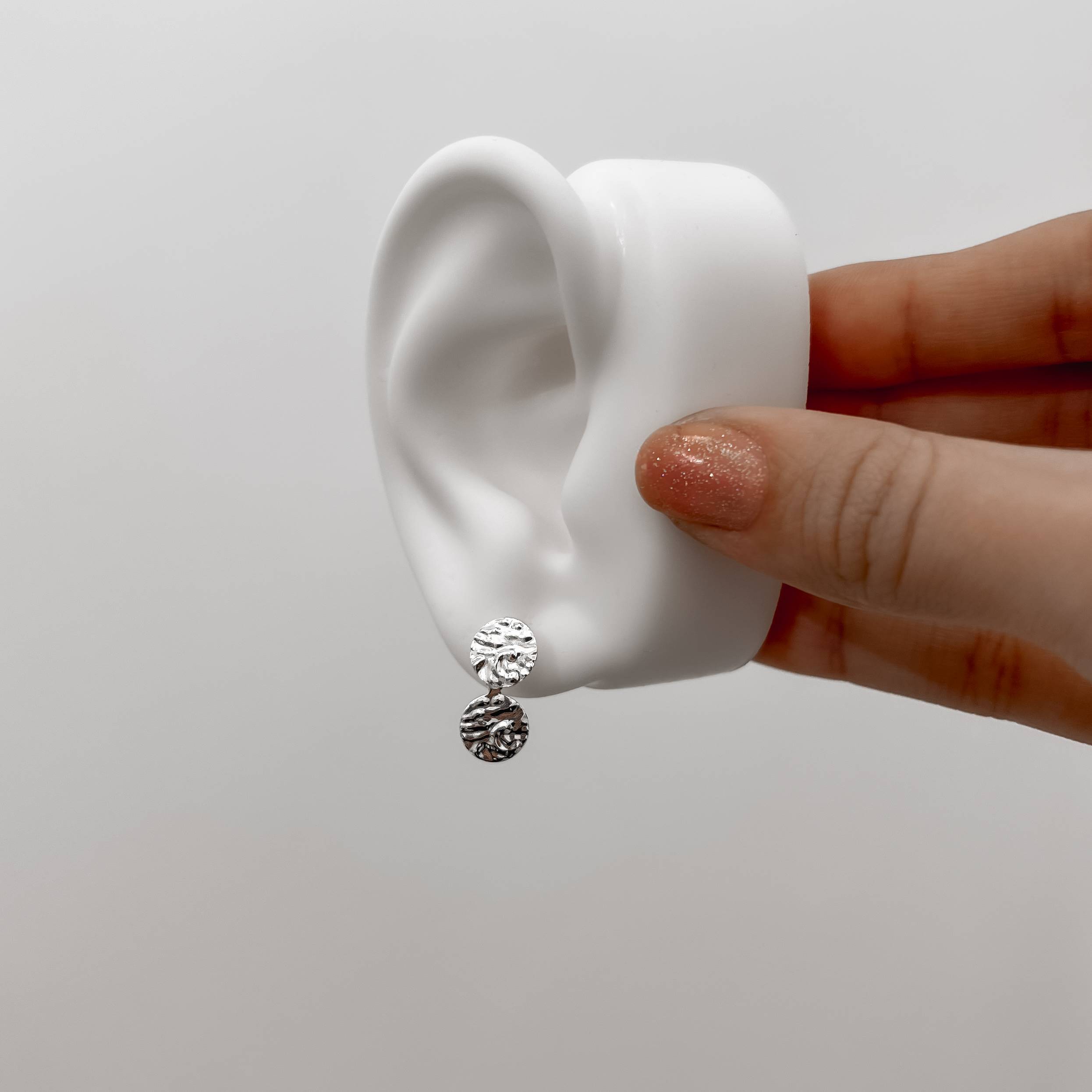 Imagem Brinco circulo detalhe texturizado 8mm com pingente