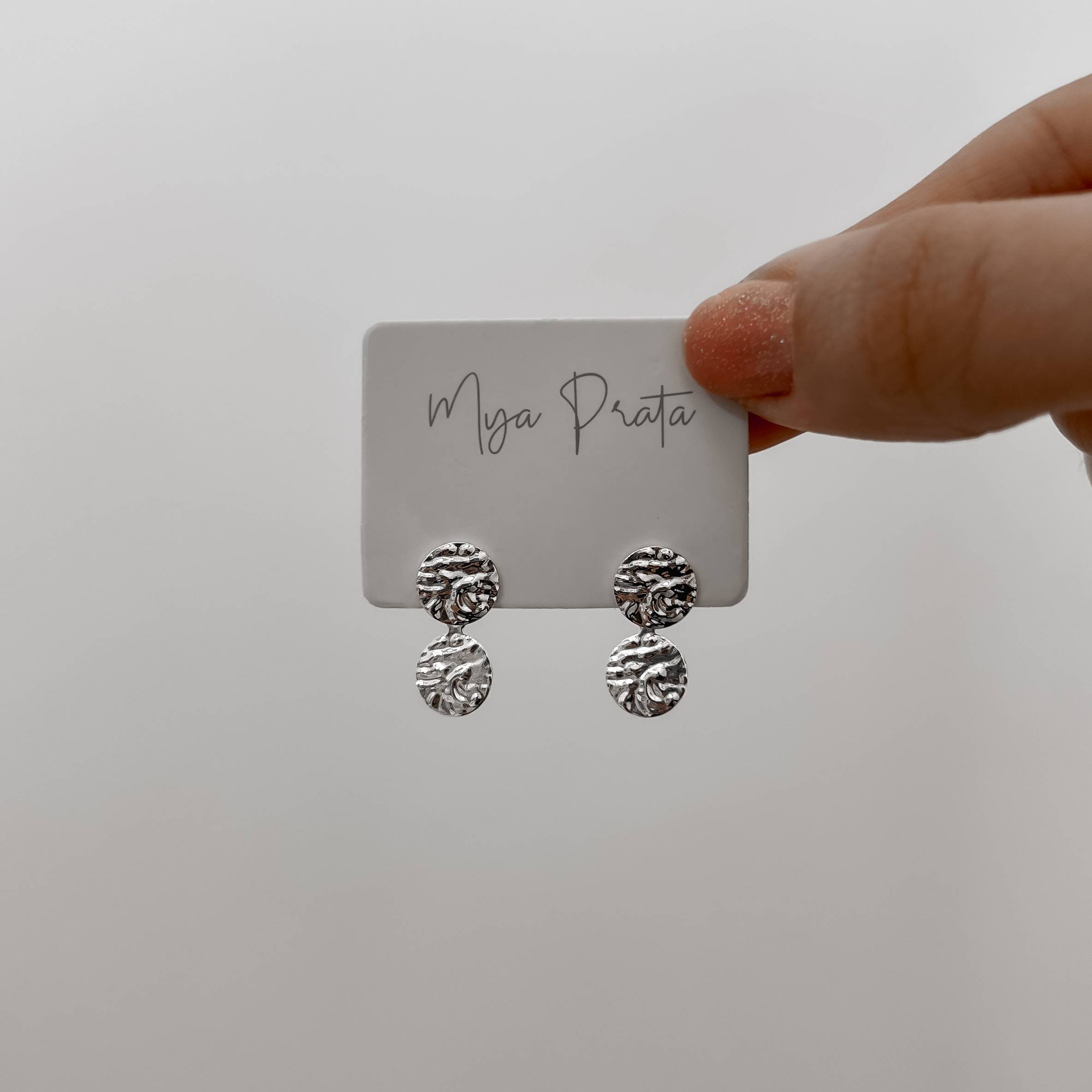 Imagem Secundária Brinco circulo detalhe texturizado 8mm com pingente