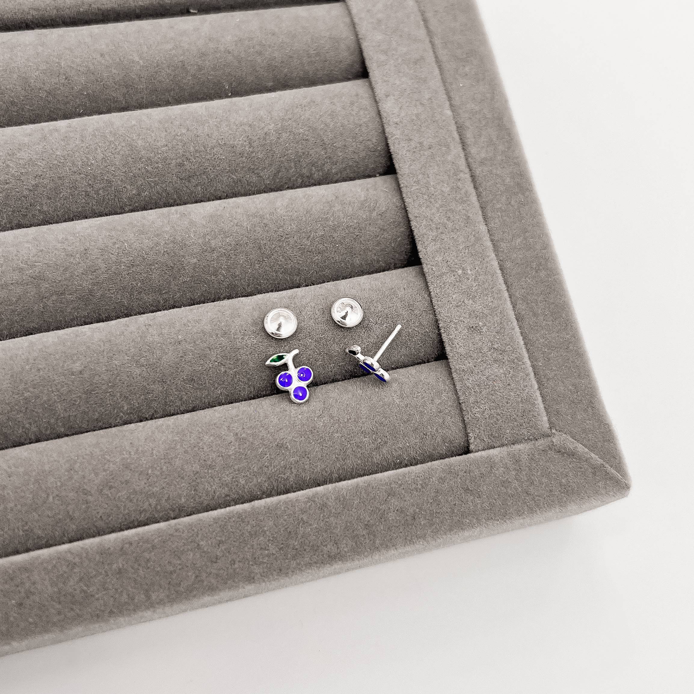 Imagem Brinco infantil cacho de uva resina 8mm tarraxa baby