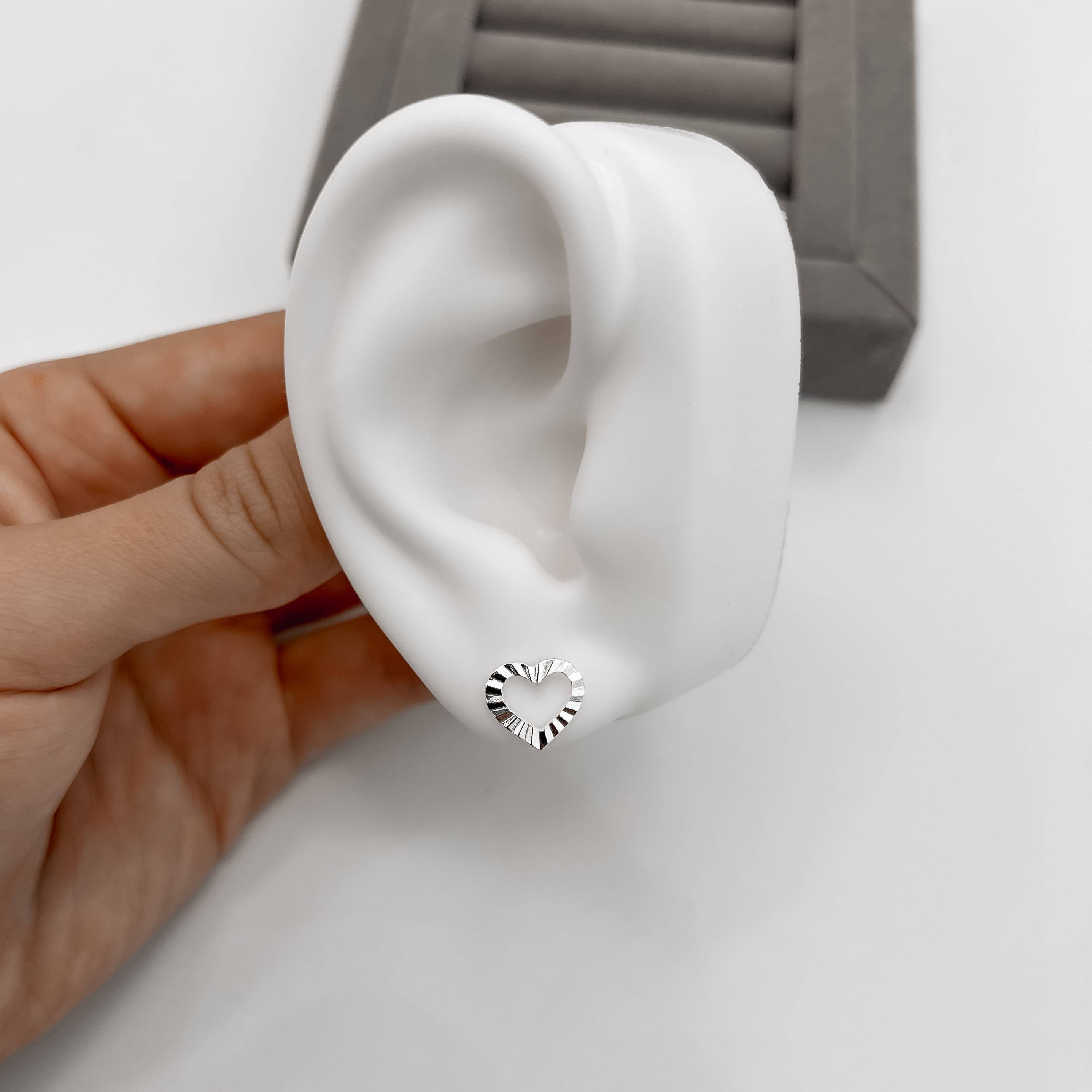 Imagem Brinco coração vazado com vinco 10mm