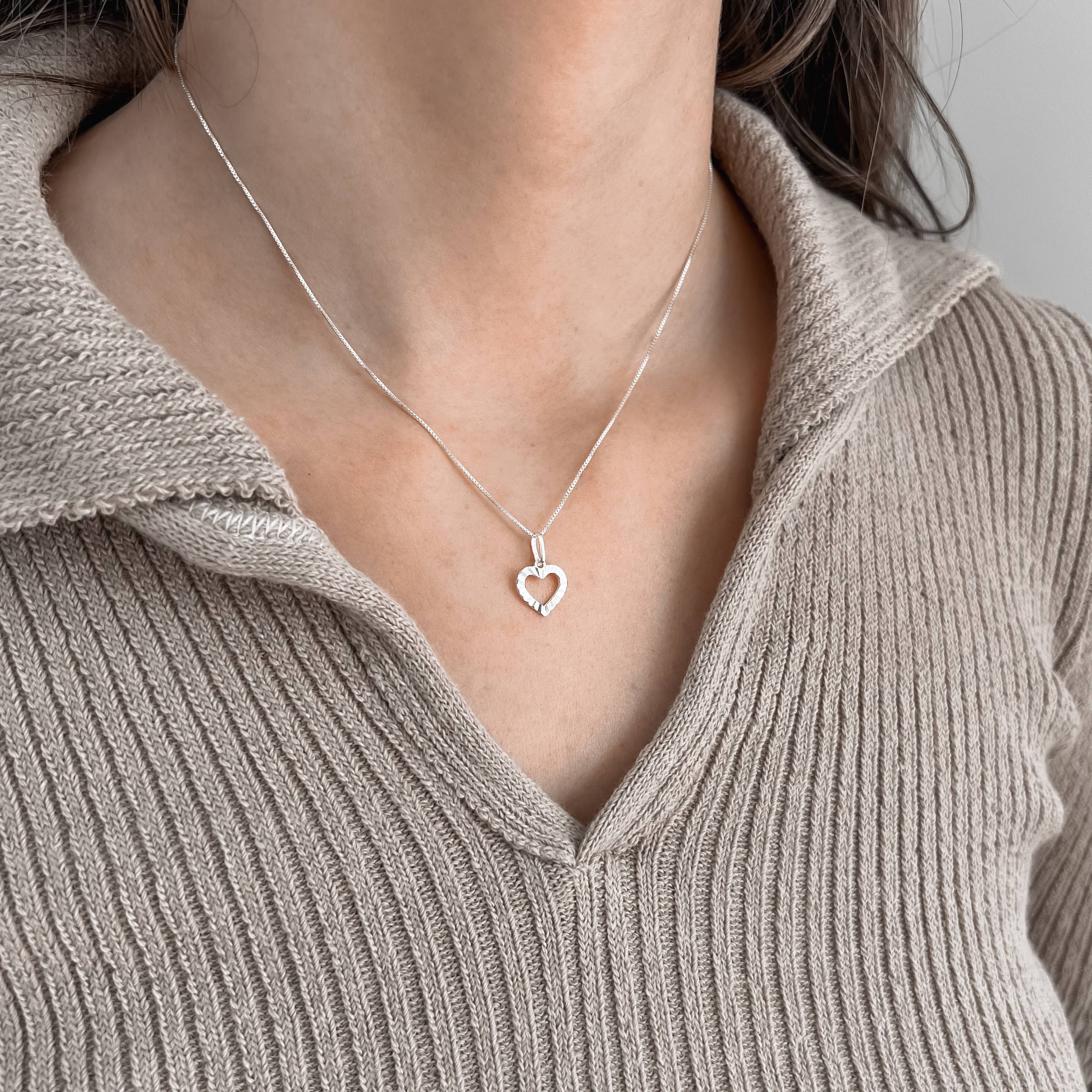 Imagem Colar pingente coração vazado desenhado 11mm 40cm