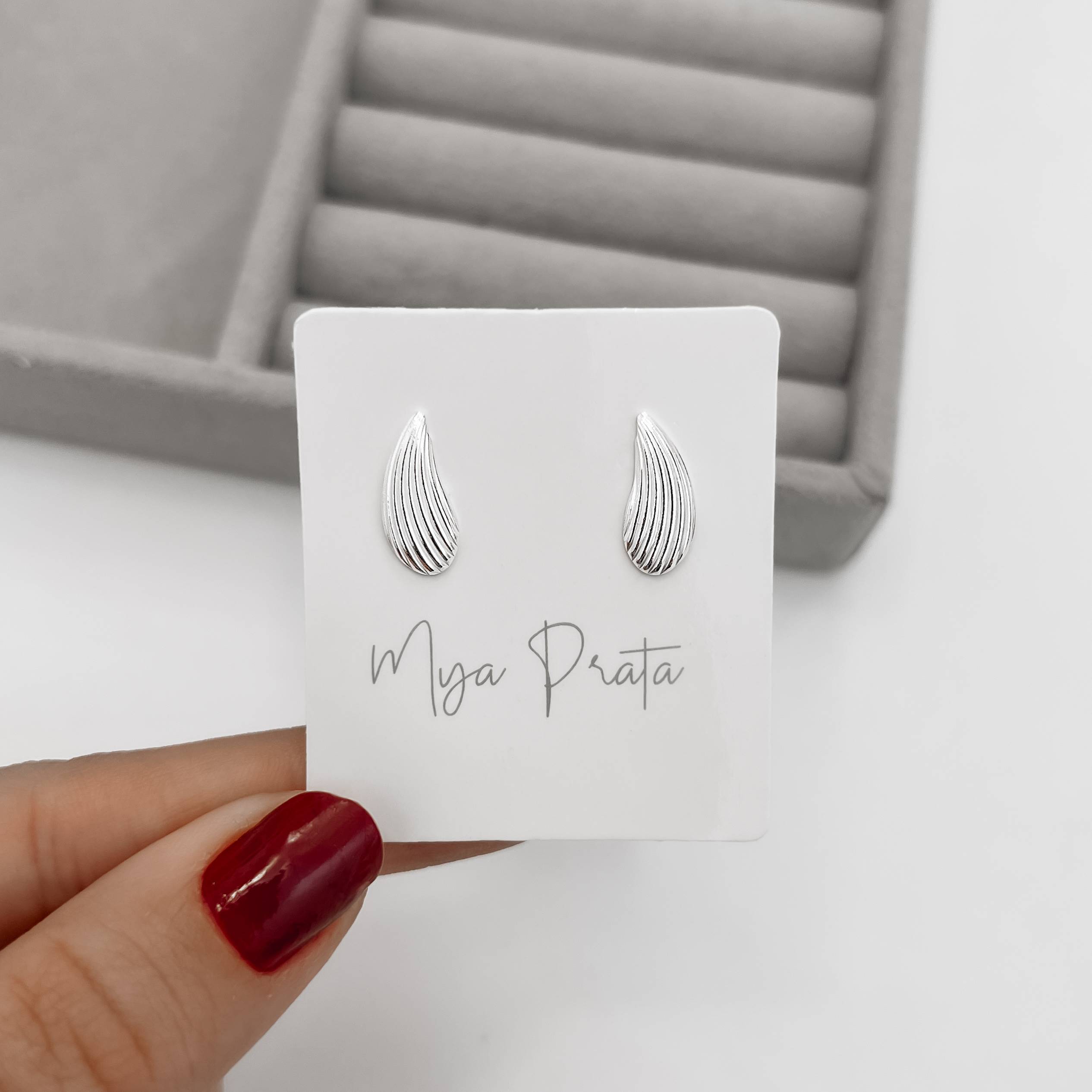 Brinco gota curvada riscada 14mm