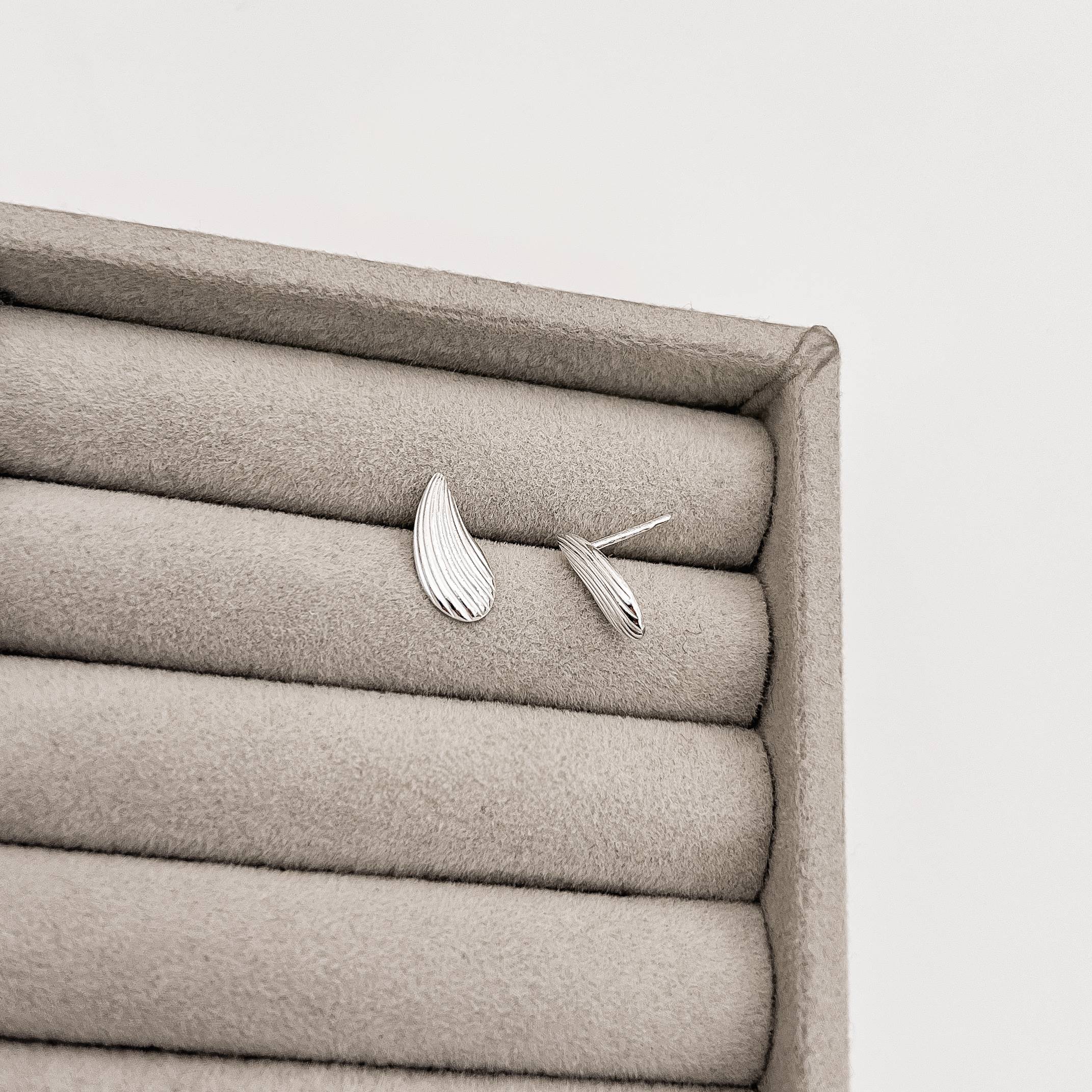 Imagem Secundária Brinco gota curvada riscada 14mm