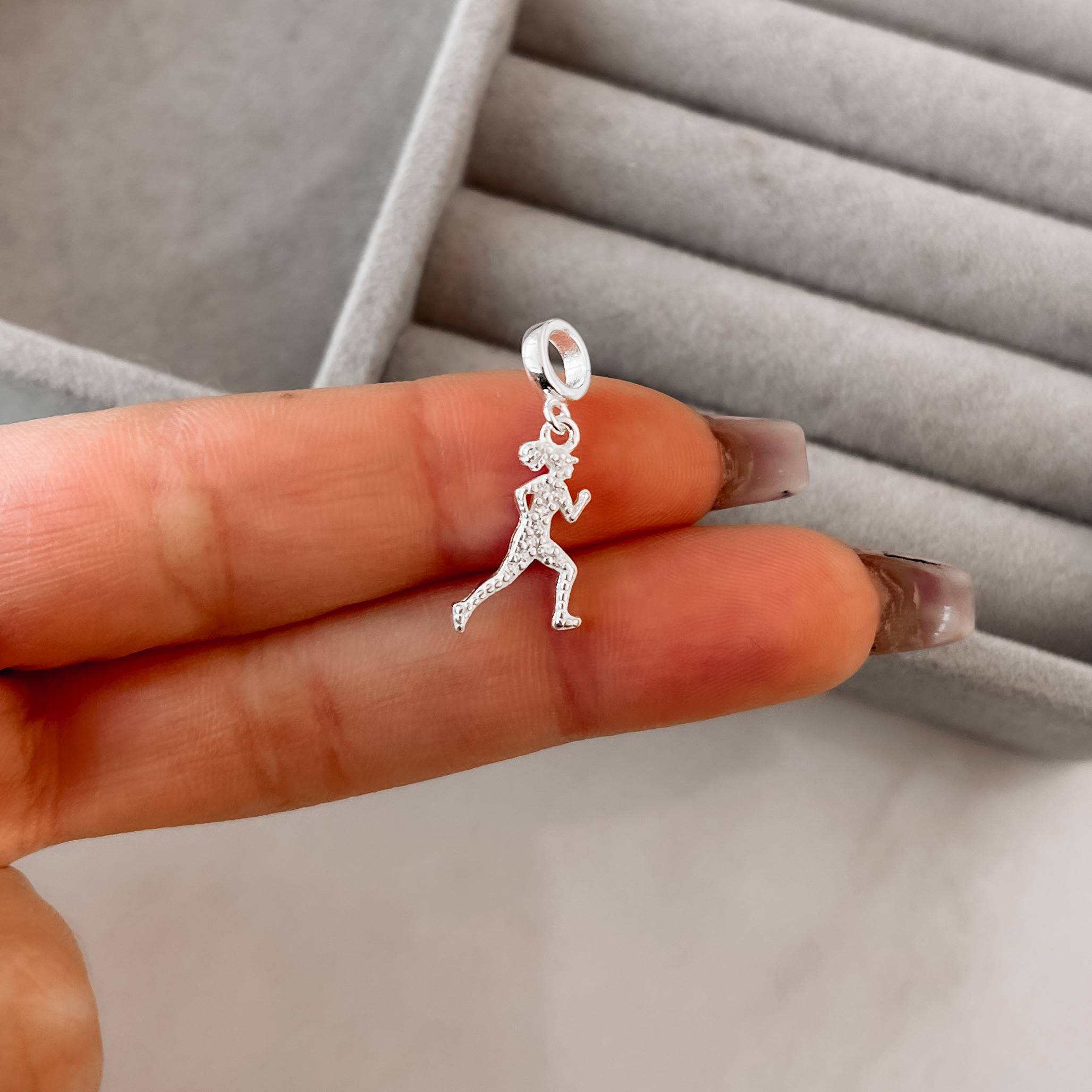 Berloque pingente corredora cravejada 15mm