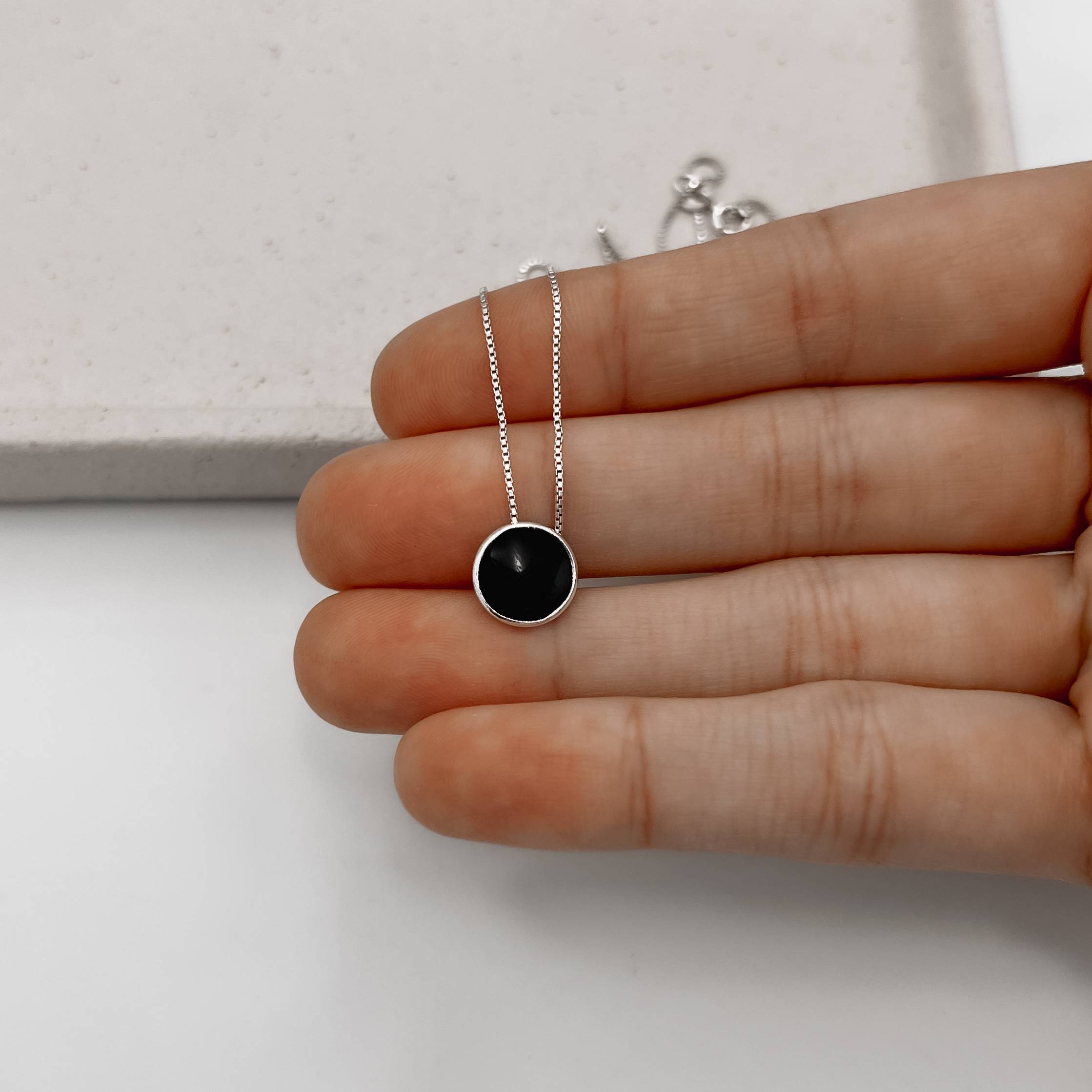 Imagem Secundária Colar pingente círculo ônix resina 10mm 45cm