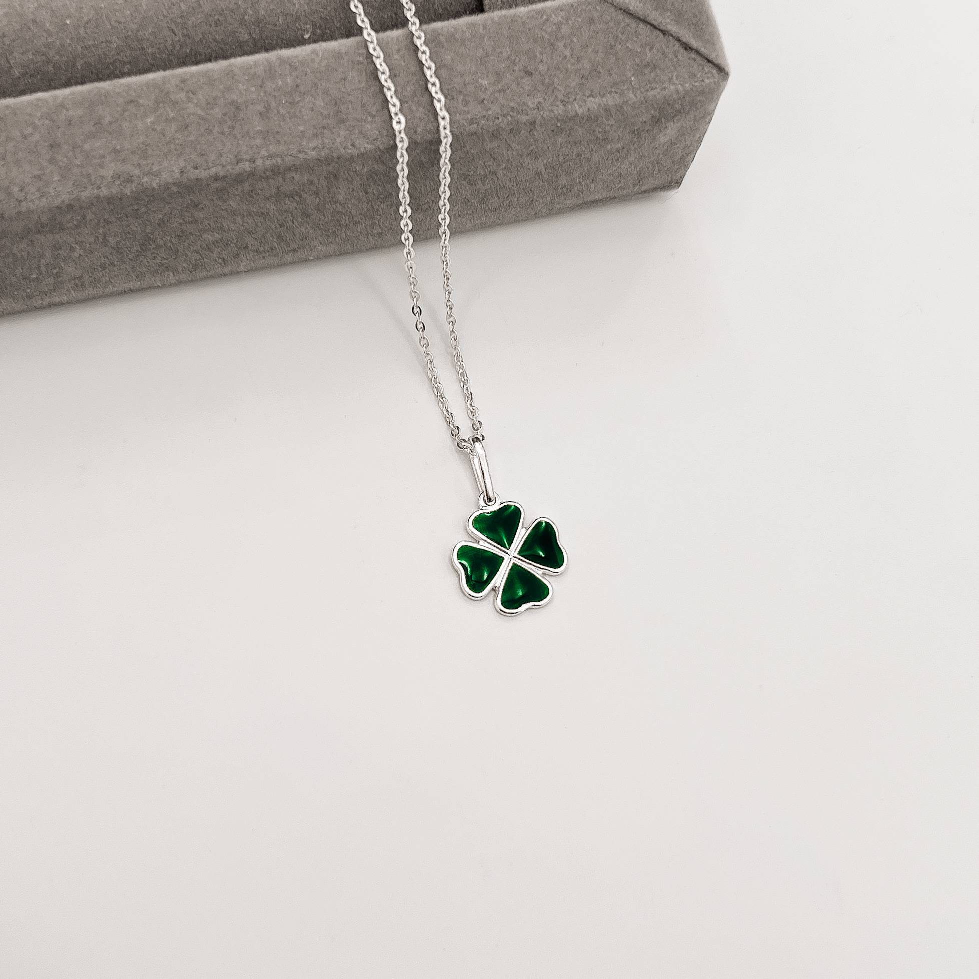 Colar pingente trevo resina 12mm corrente cadeadinho 45cm