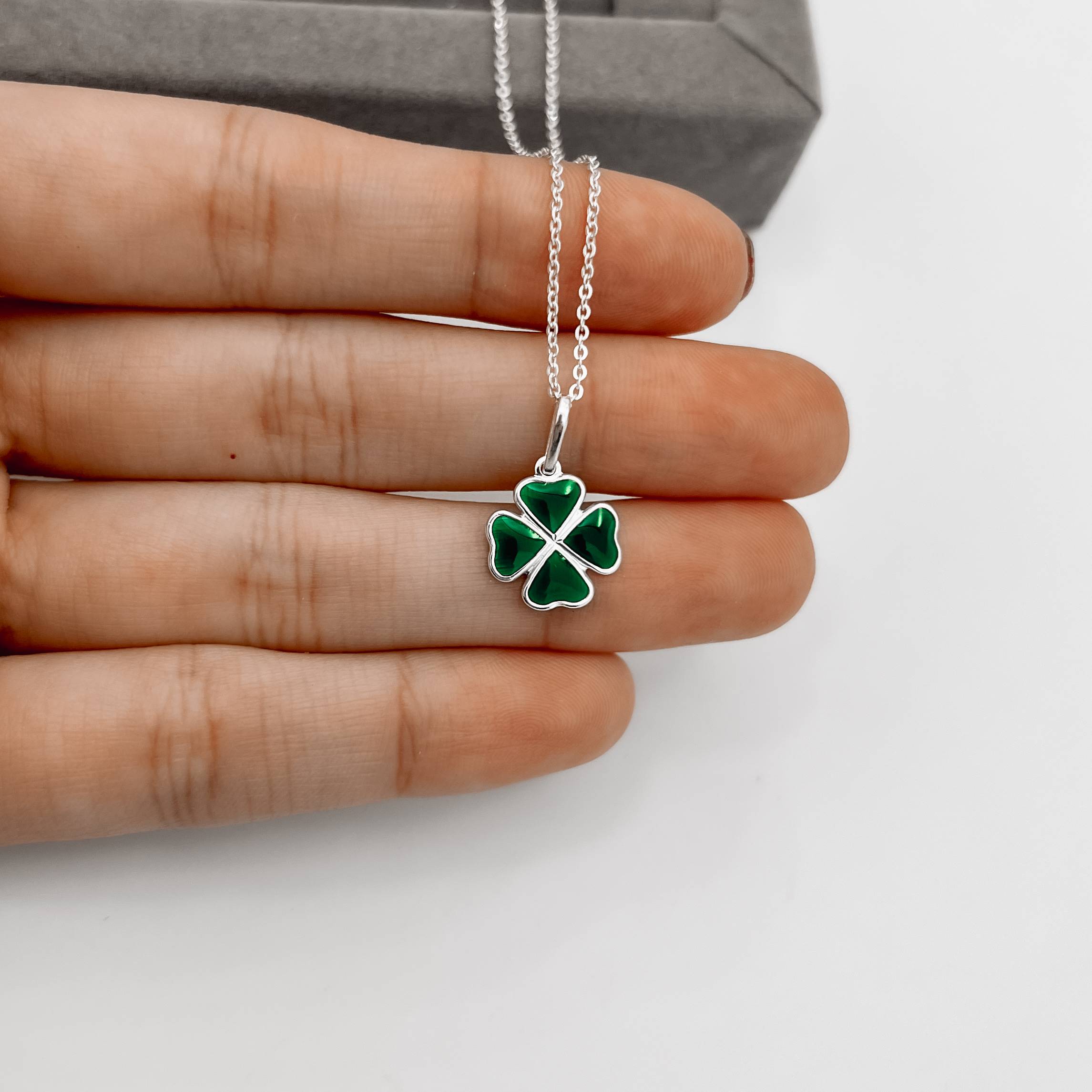 Imagem Secundária Colar pingente trevo resina 12mm corrente cadeadinho 45cm