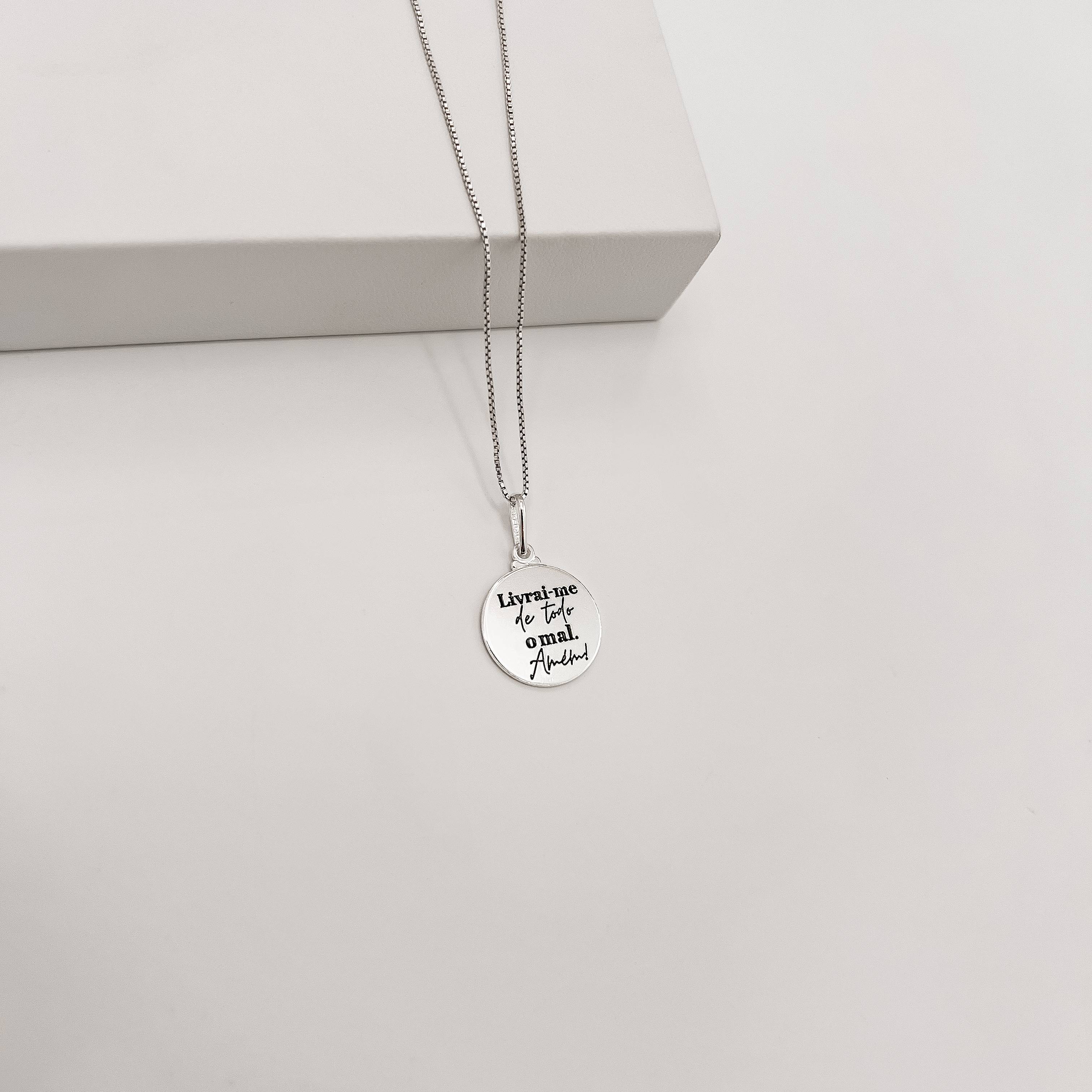 Imagem Colar pingente medalha livrai-me de todo o mal Amém 15mm resina 45cm