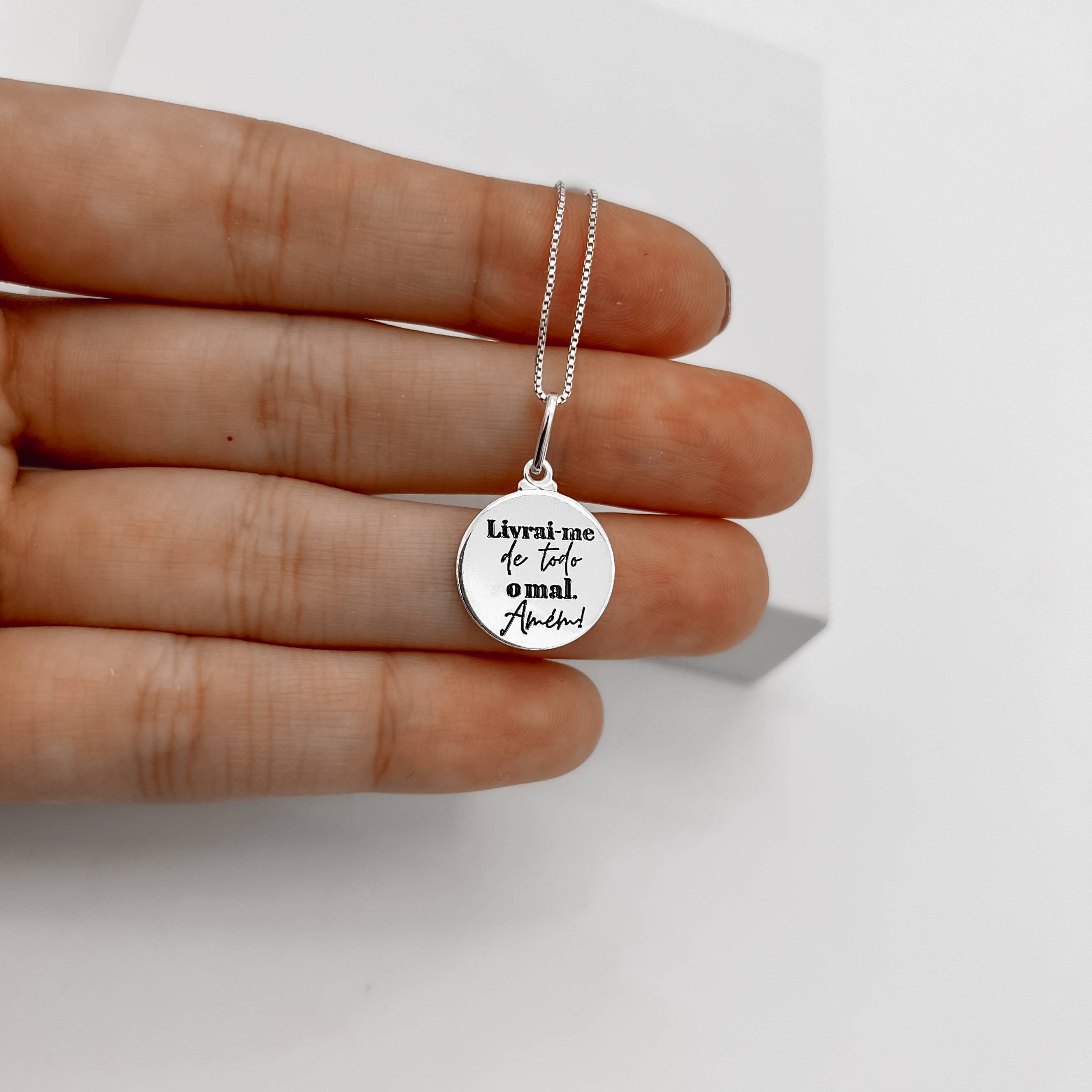 Imagem Secundária Colar pingente medalha livrai-me de todo o mal Amém 15mm resina 45cm