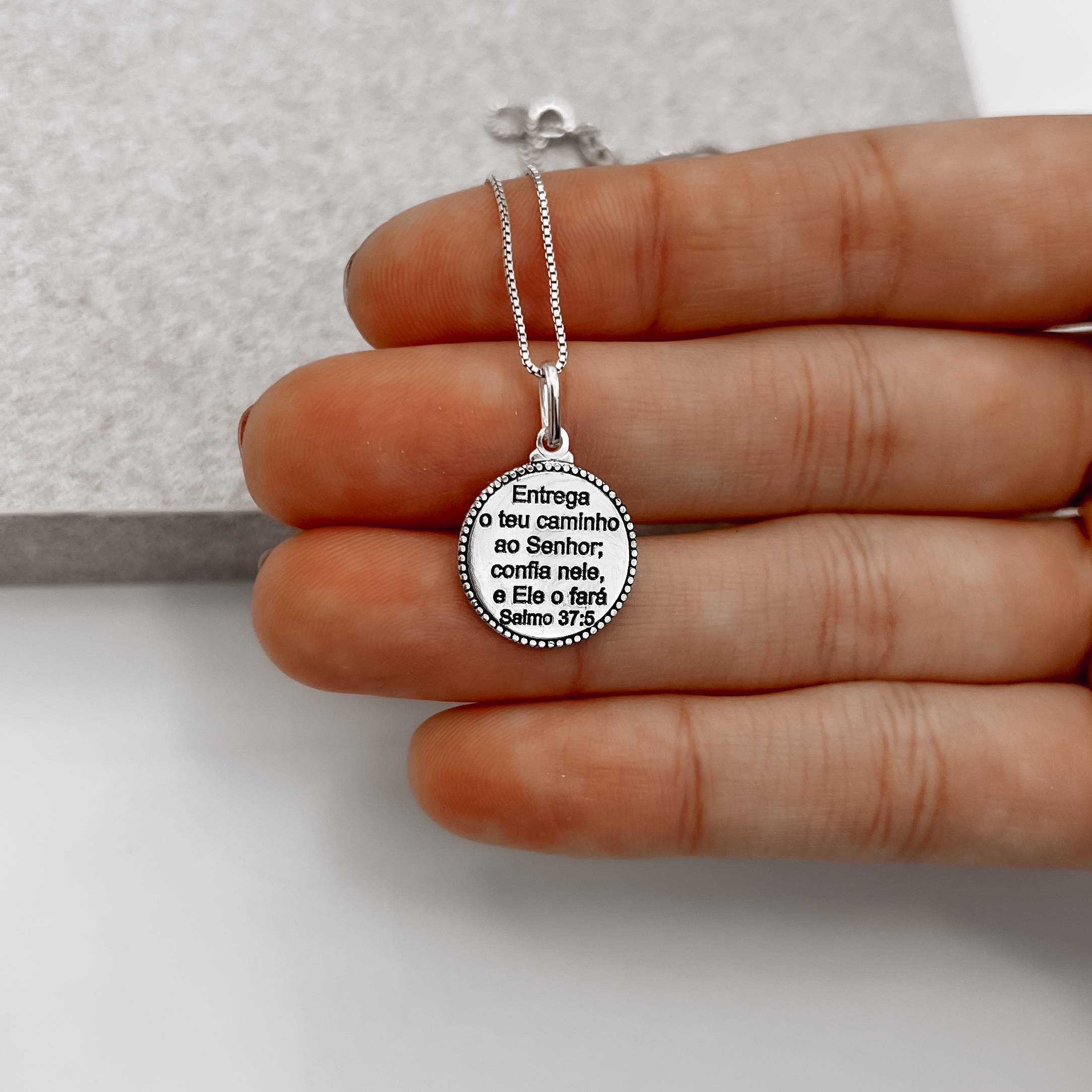 Colar pingente medalha Salmo 37:5 envelhecido 15mm 45cm