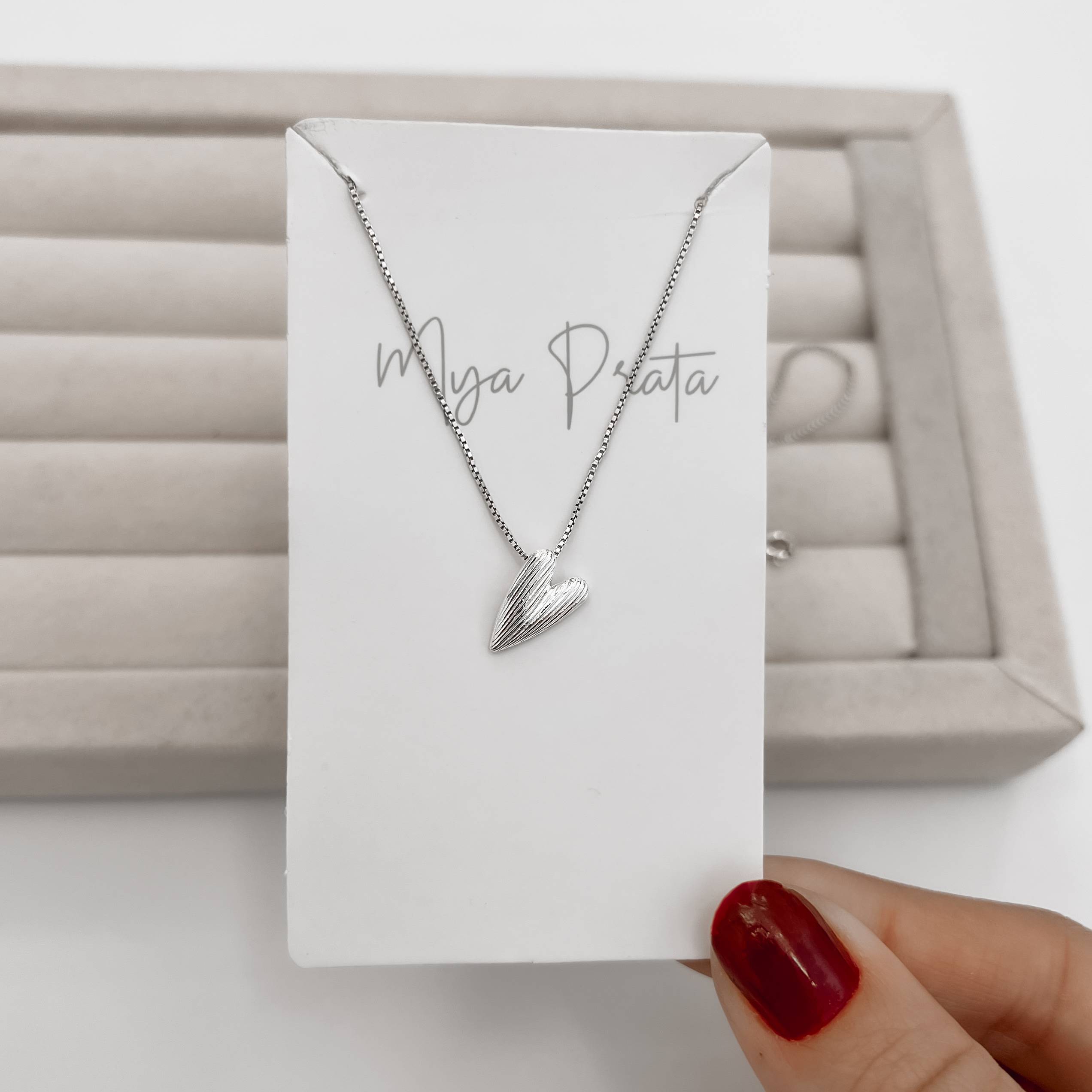 Imagem Colar pingente coração alongado de lado riscado 12mm 45cm