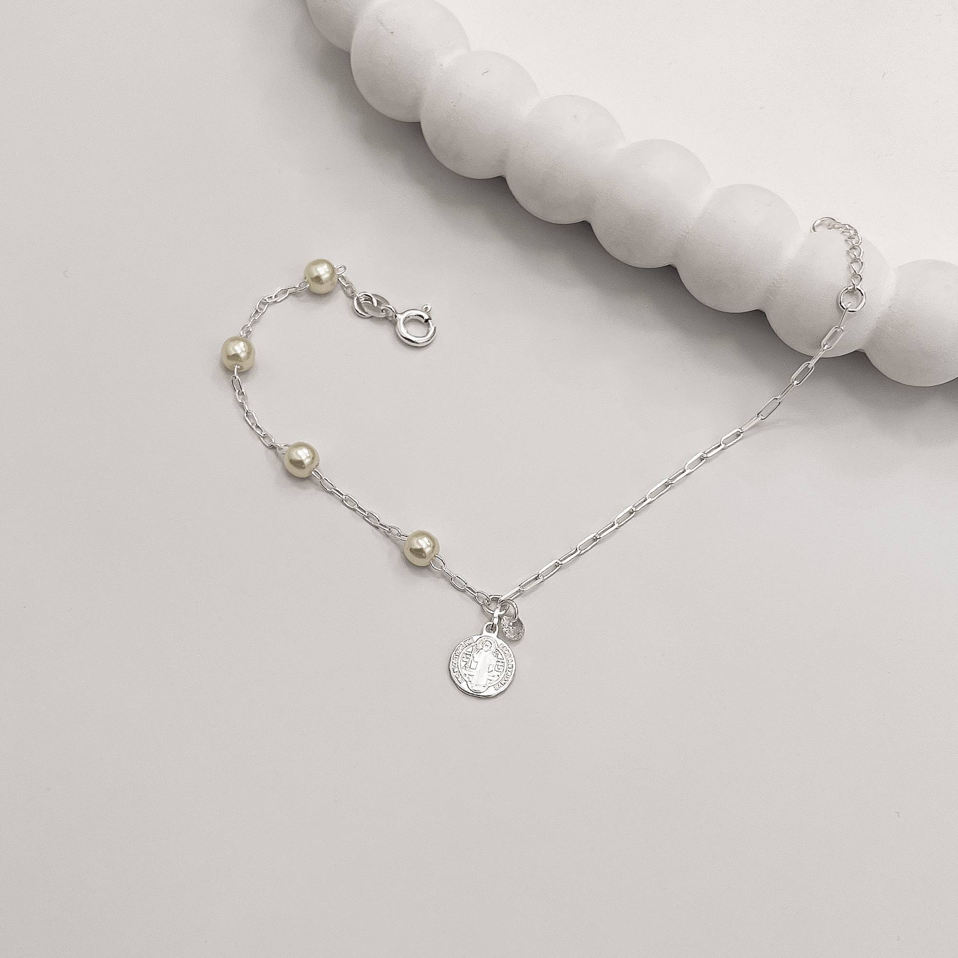 Pulseira entremeio pérolas com pingente medalha São Bento e zircônia correntes cadeado e cartier