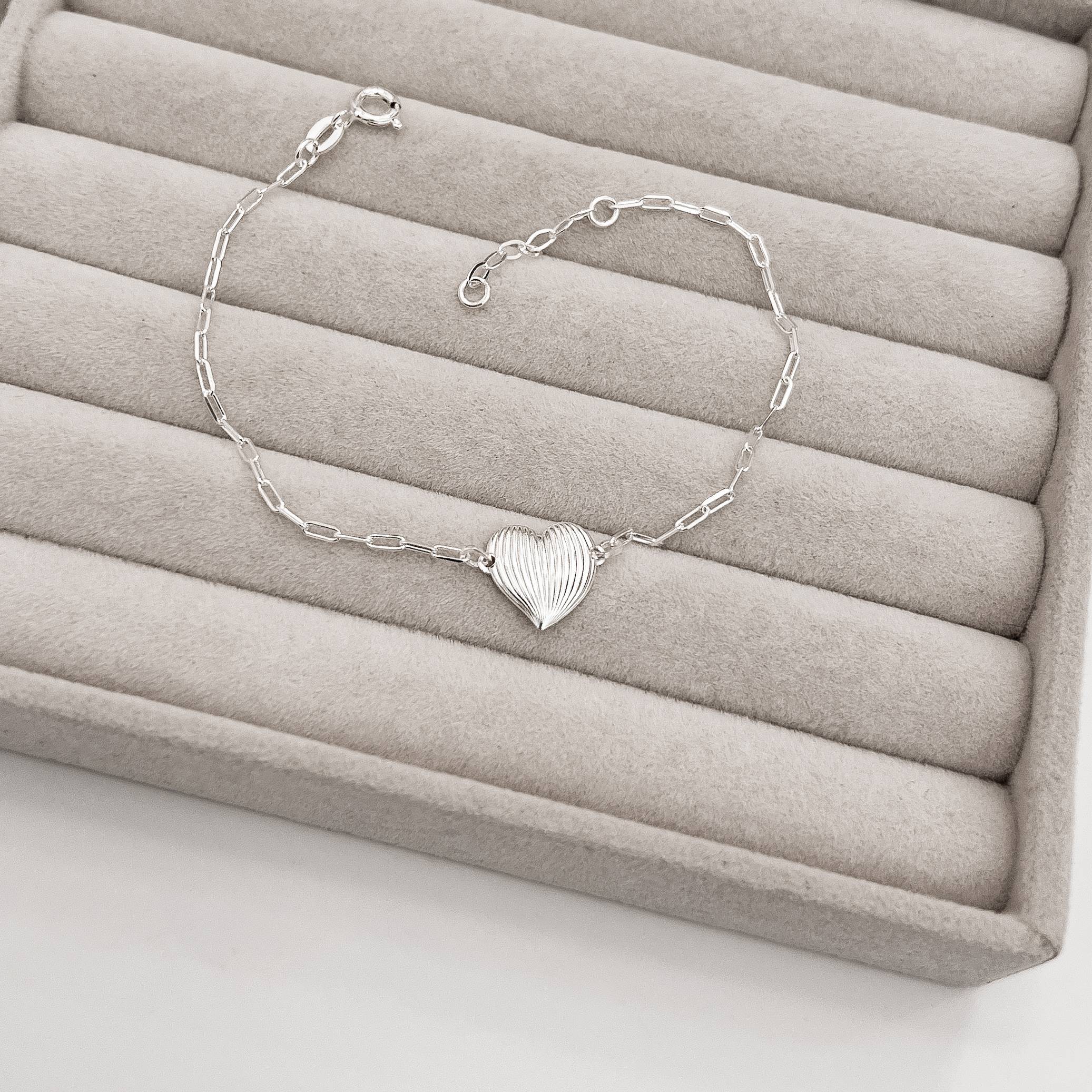 Pulseira entremeio coração riscado 12mm corrente cartier