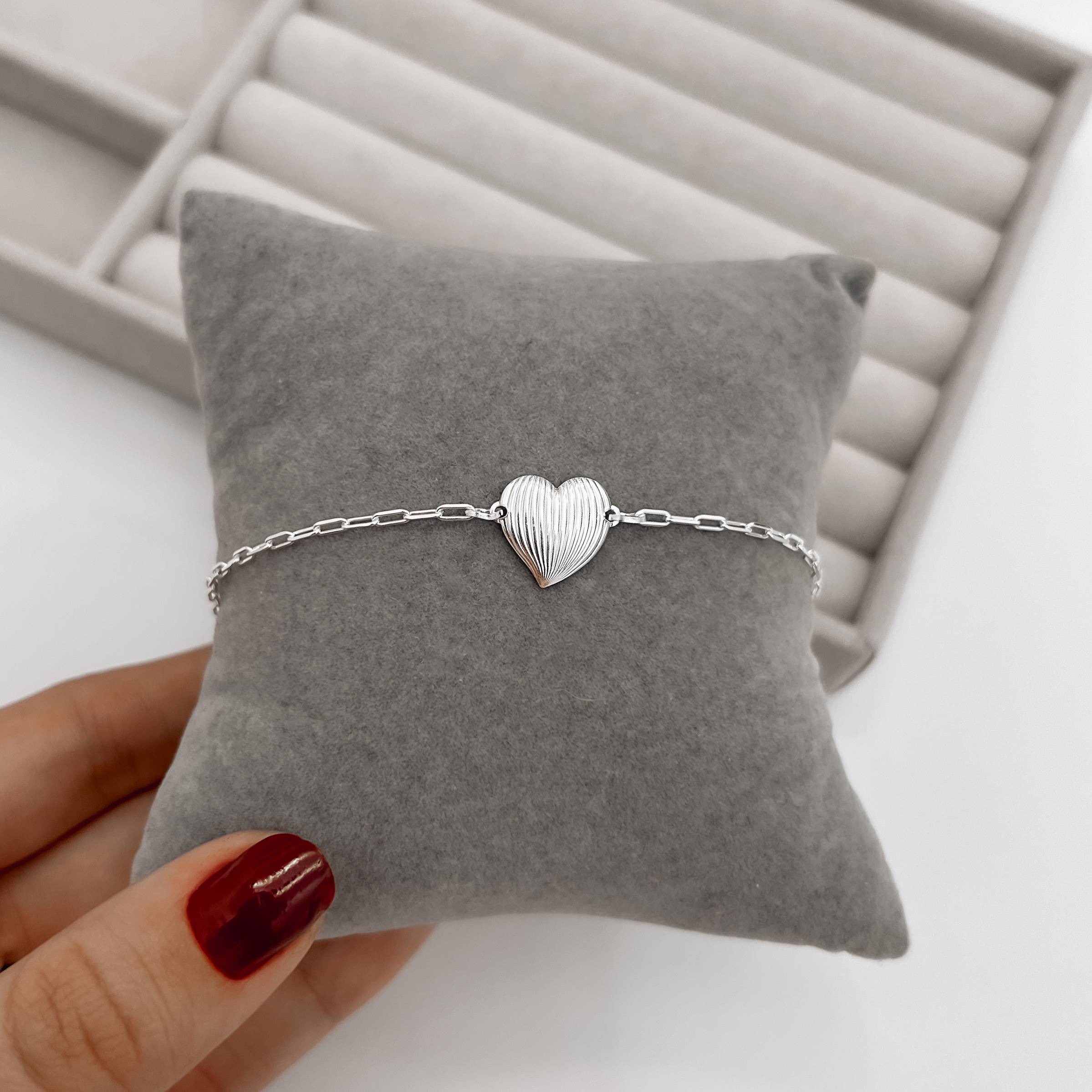 Imagem Secundária Pulseira entremeio coração riscado 12mm corrente cartier