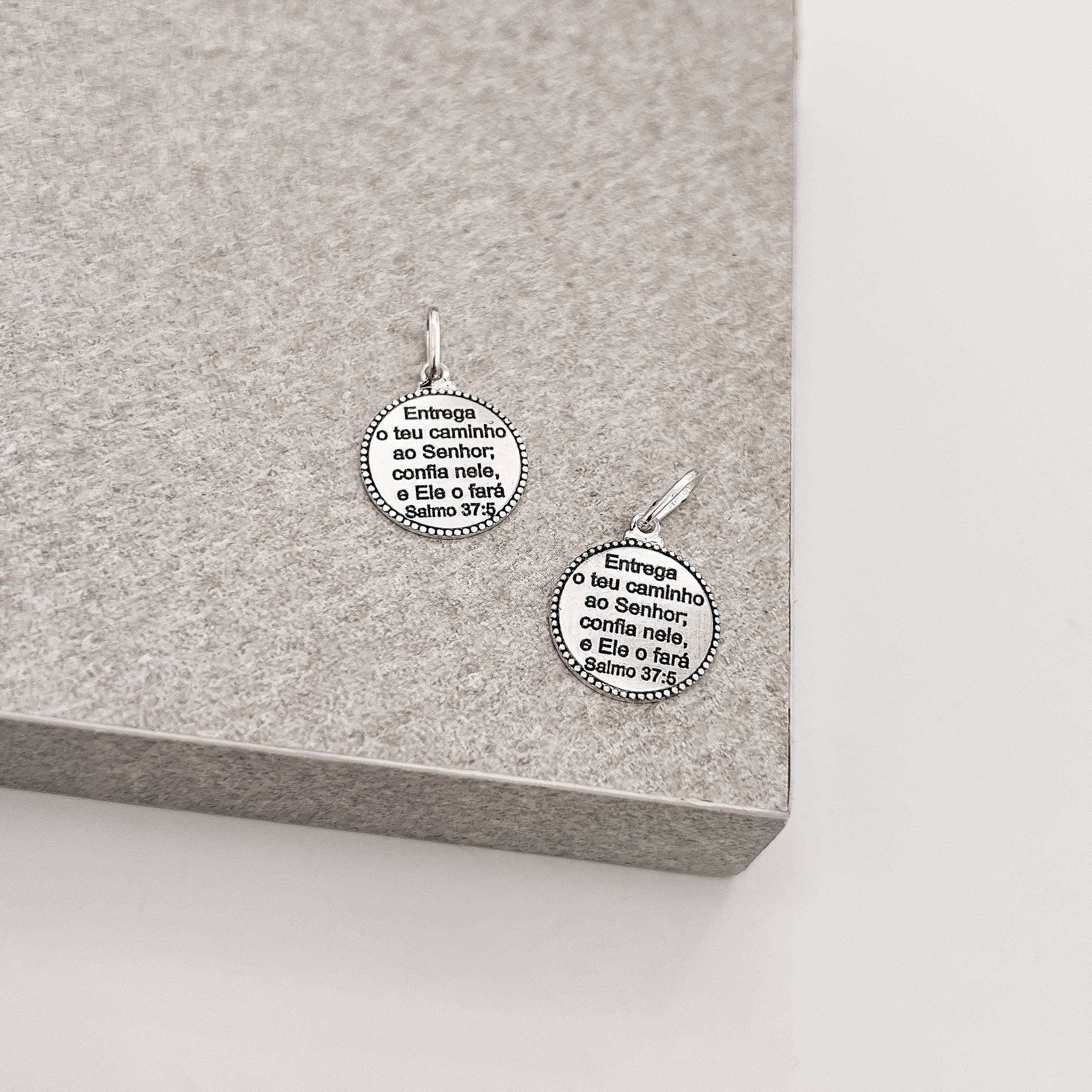 Pingente medalha Salmo 37:5 envelhecido 15mm