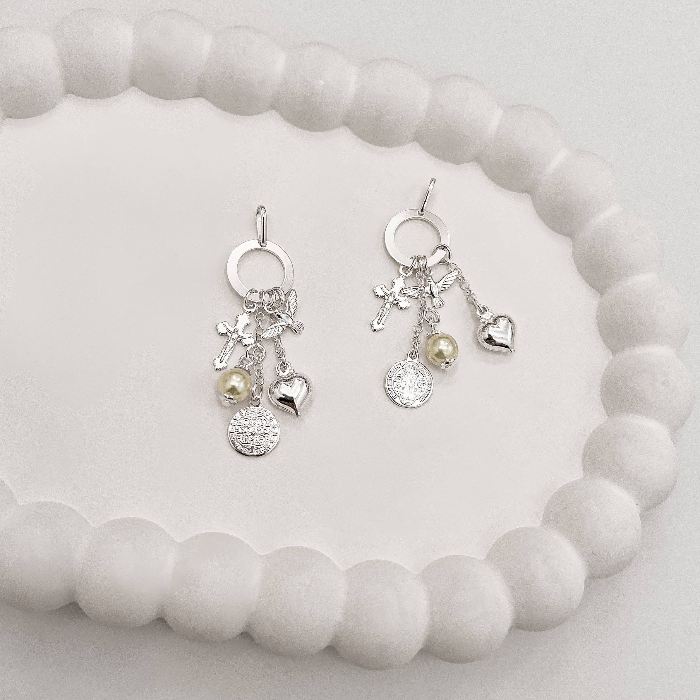 Pingente círculo vazado com patuá religioso