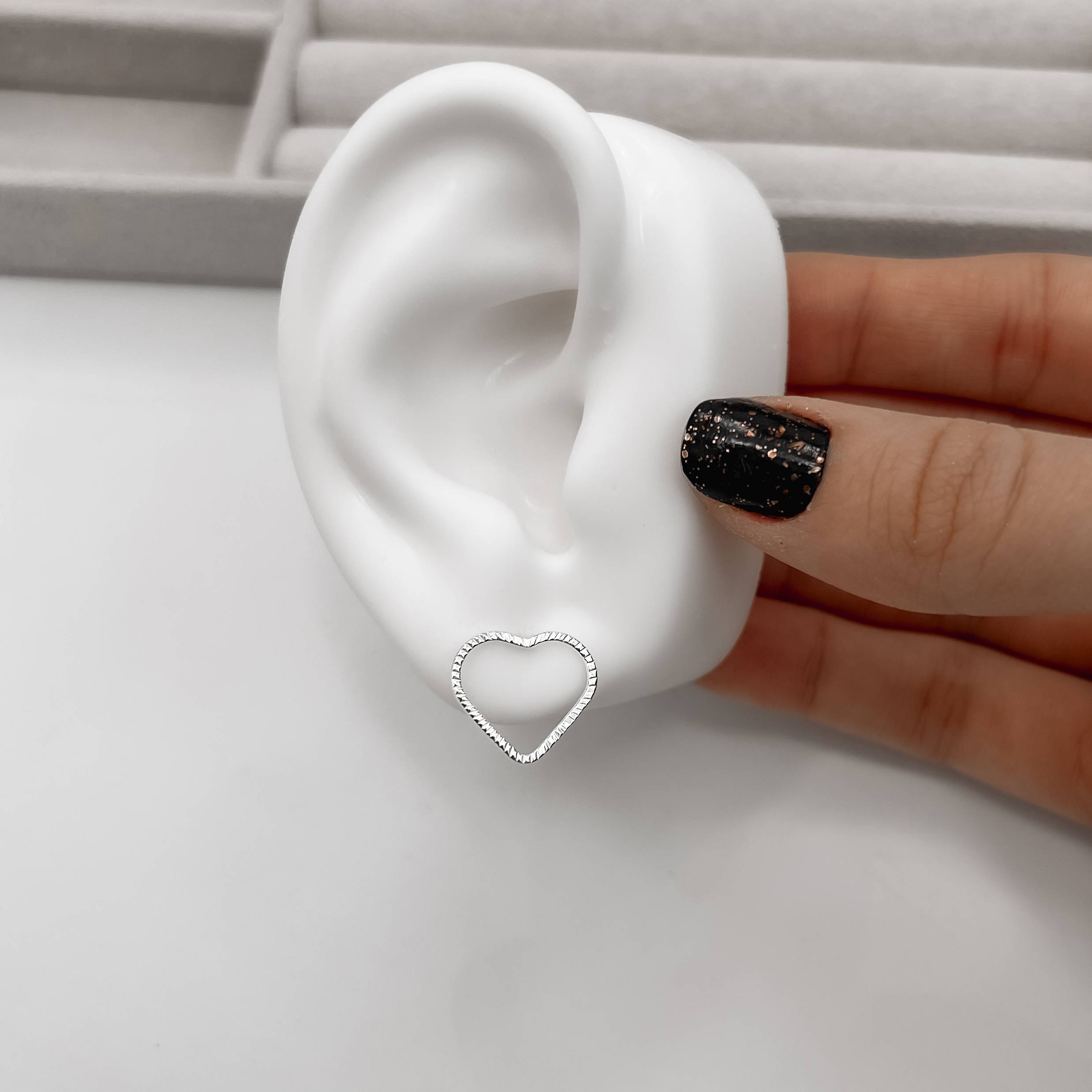 Brinco coração vazado riscado 15mm