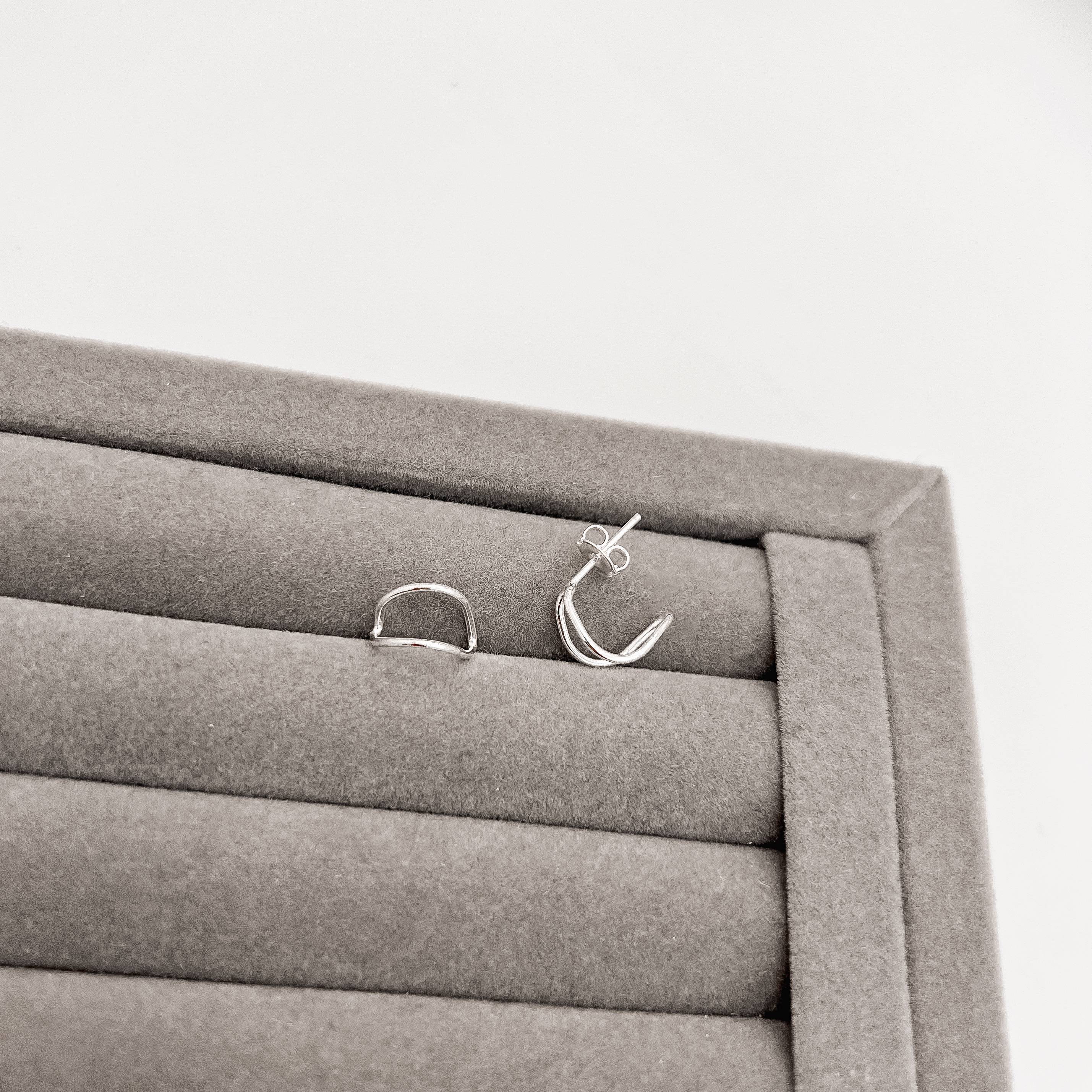 Imagem Brinco meia argola vazada 11mm tarraxa