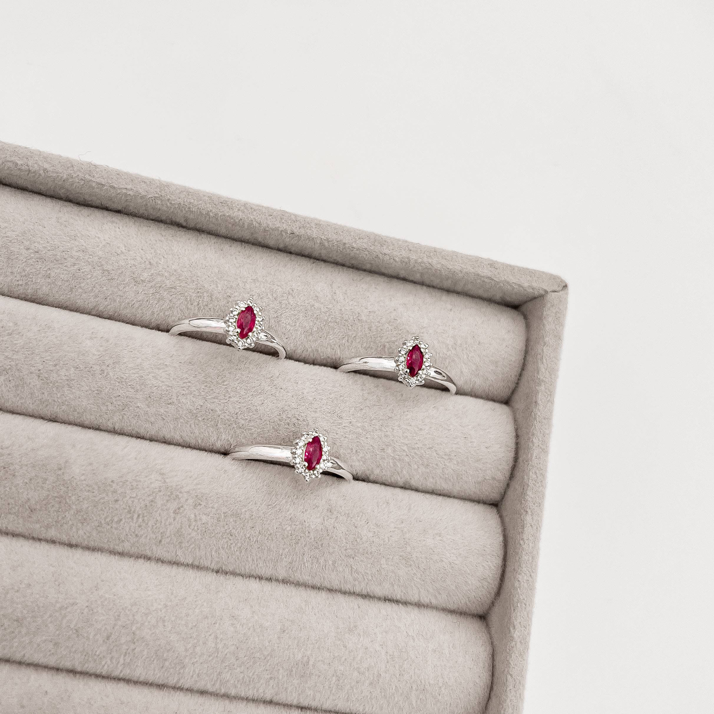 Imagem Anel solitário zircônia navete rubi com cravejado