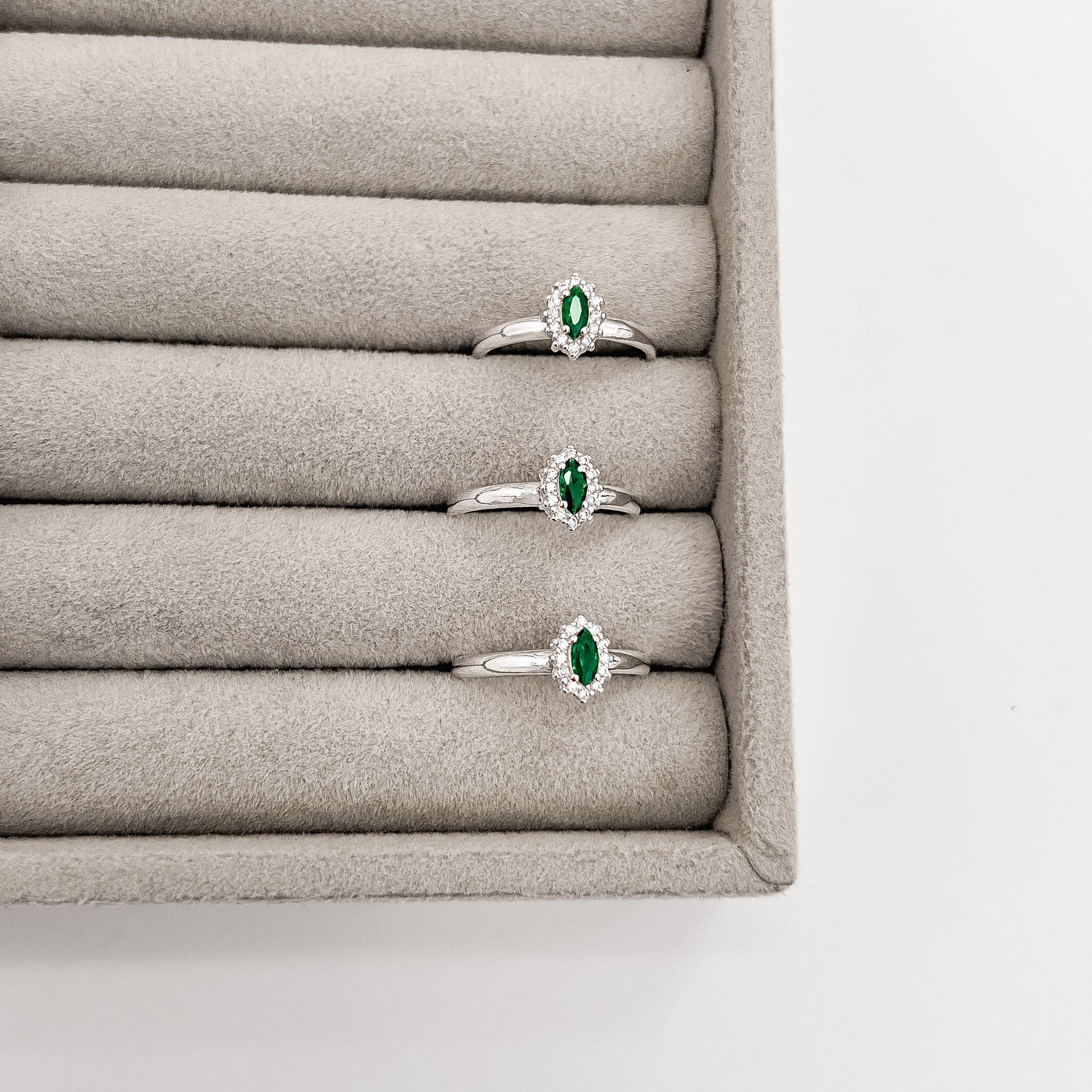 Imagem Anel solitário zircônia navete esmeralda com cravejado