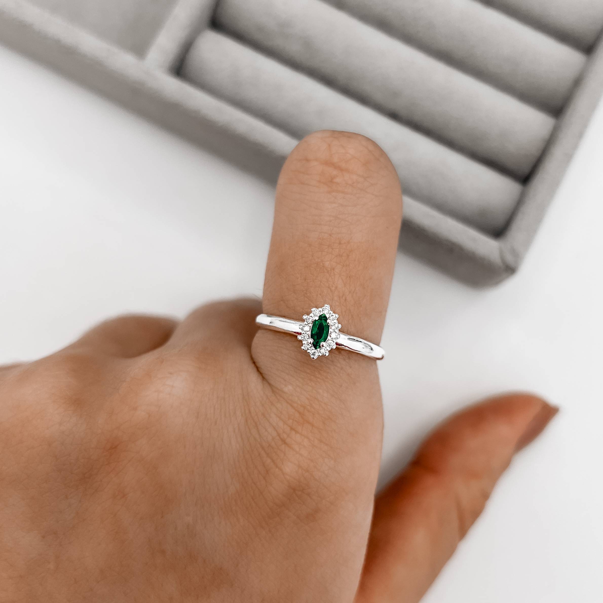 Imagem Secundária Anel solitário zircônia navete esmeralda com cravejado