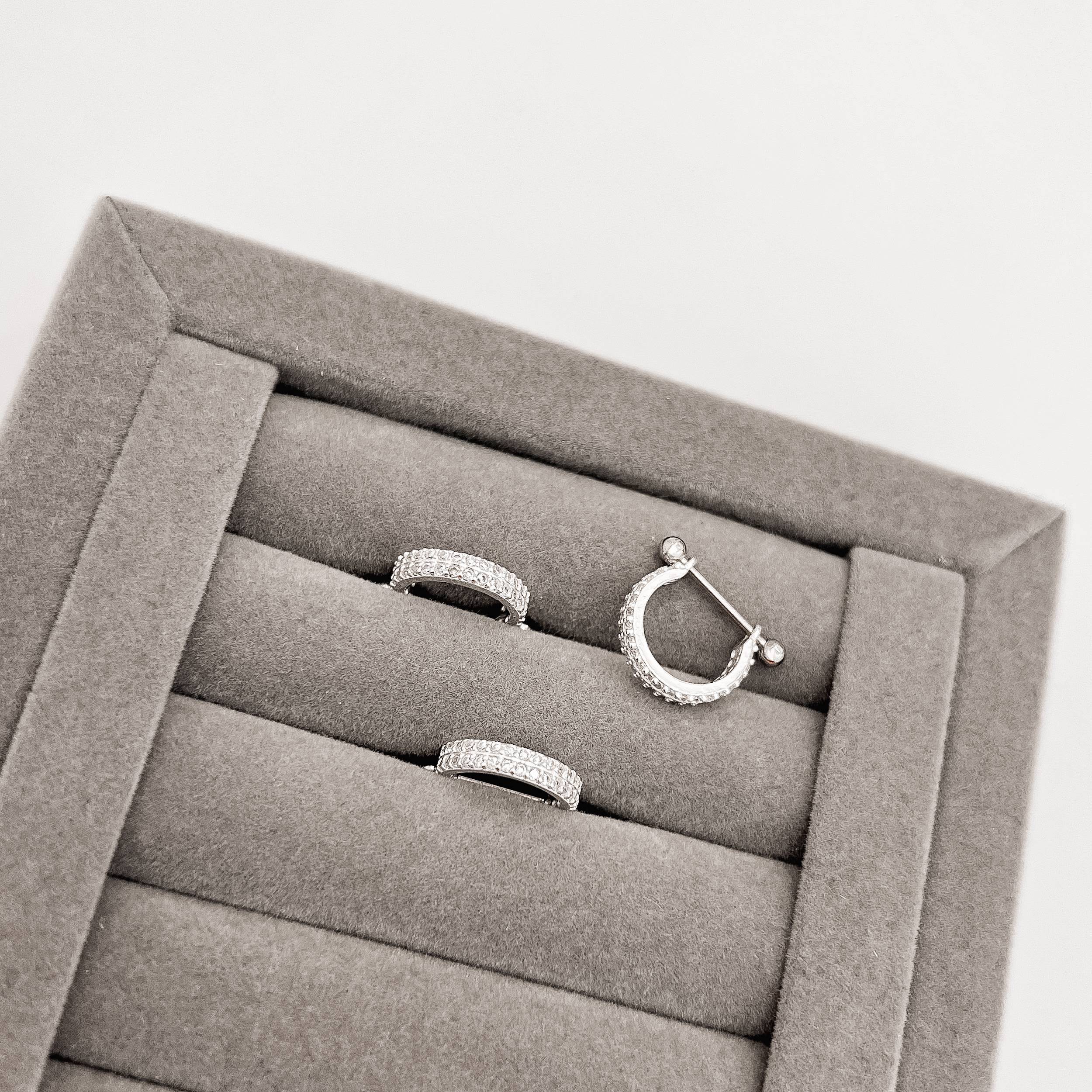 Piercing conch cravejado duplo haste