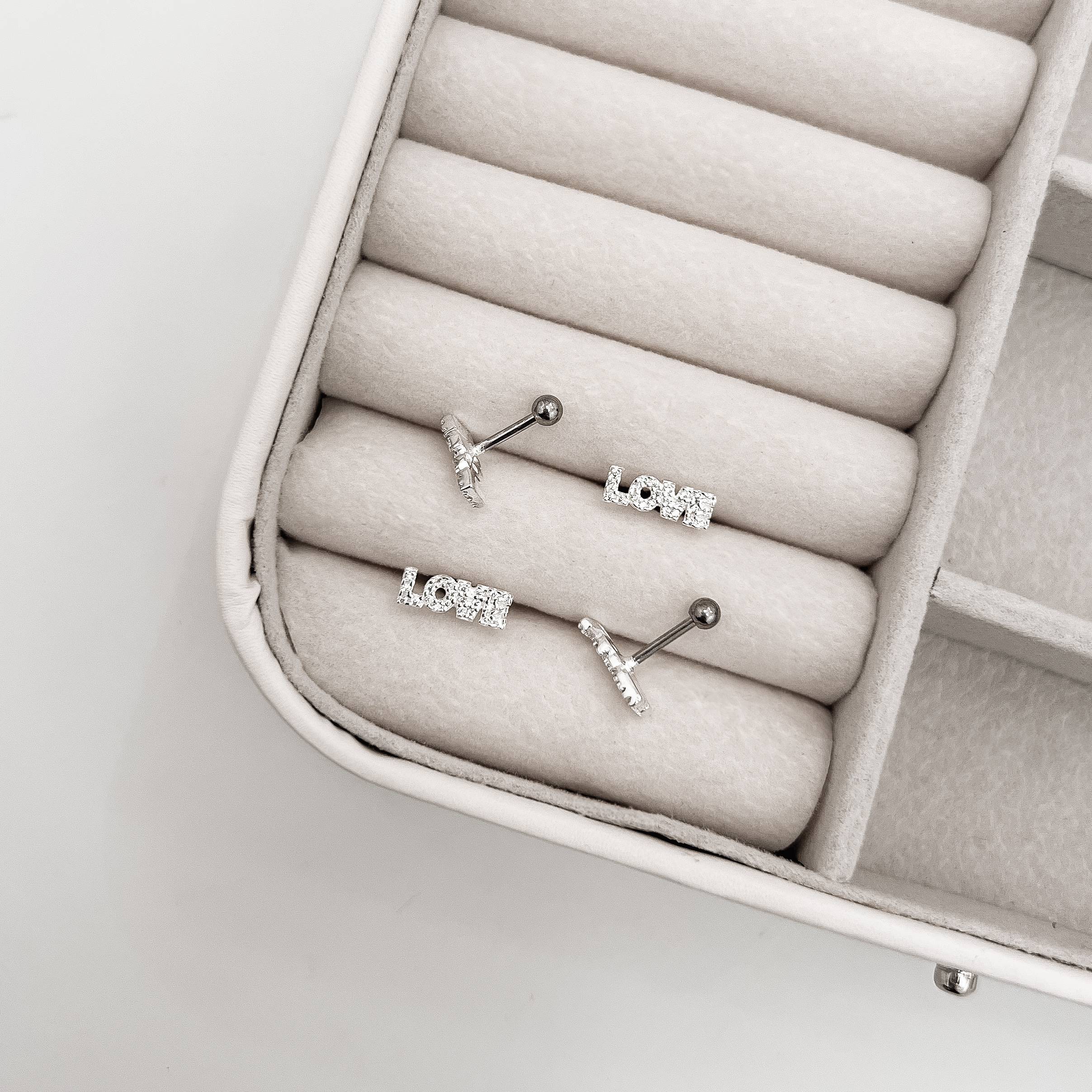 Piercing haste escrito love cravejado 10mm