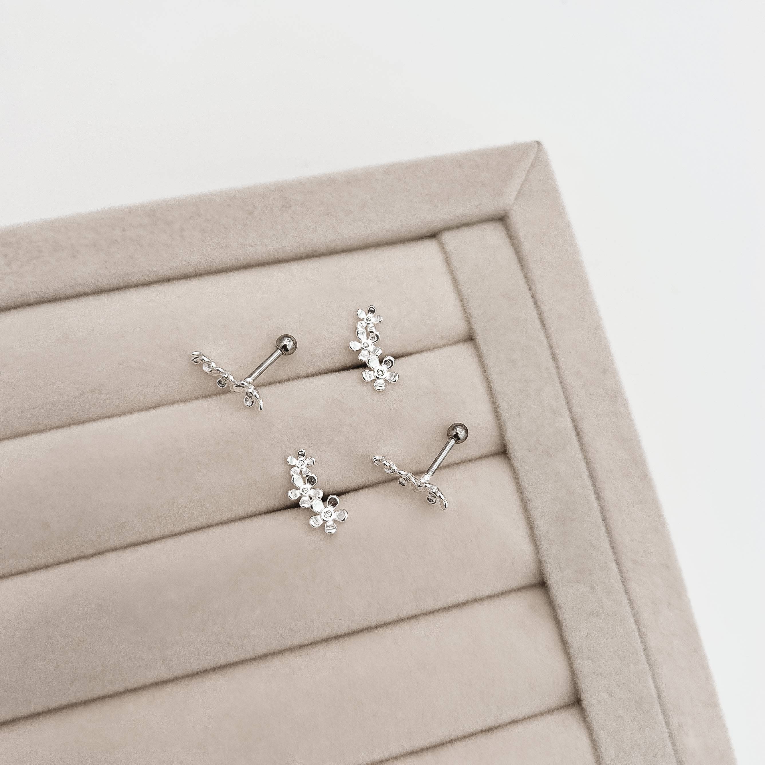 Piercing haste 3 flores detalhe zircônias 12mm orelha direita