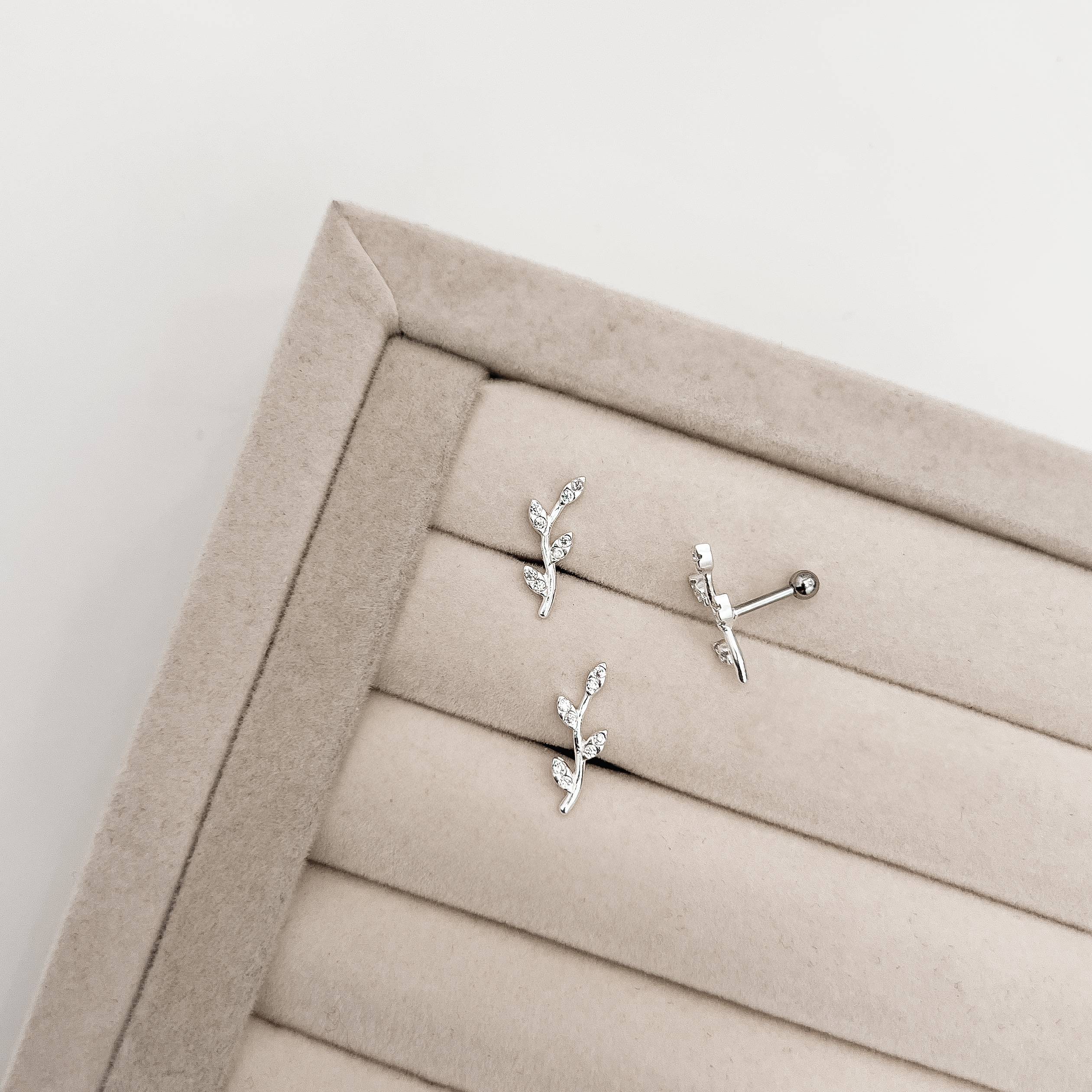 Piercing haste hera cravejada 15mm orelha direita