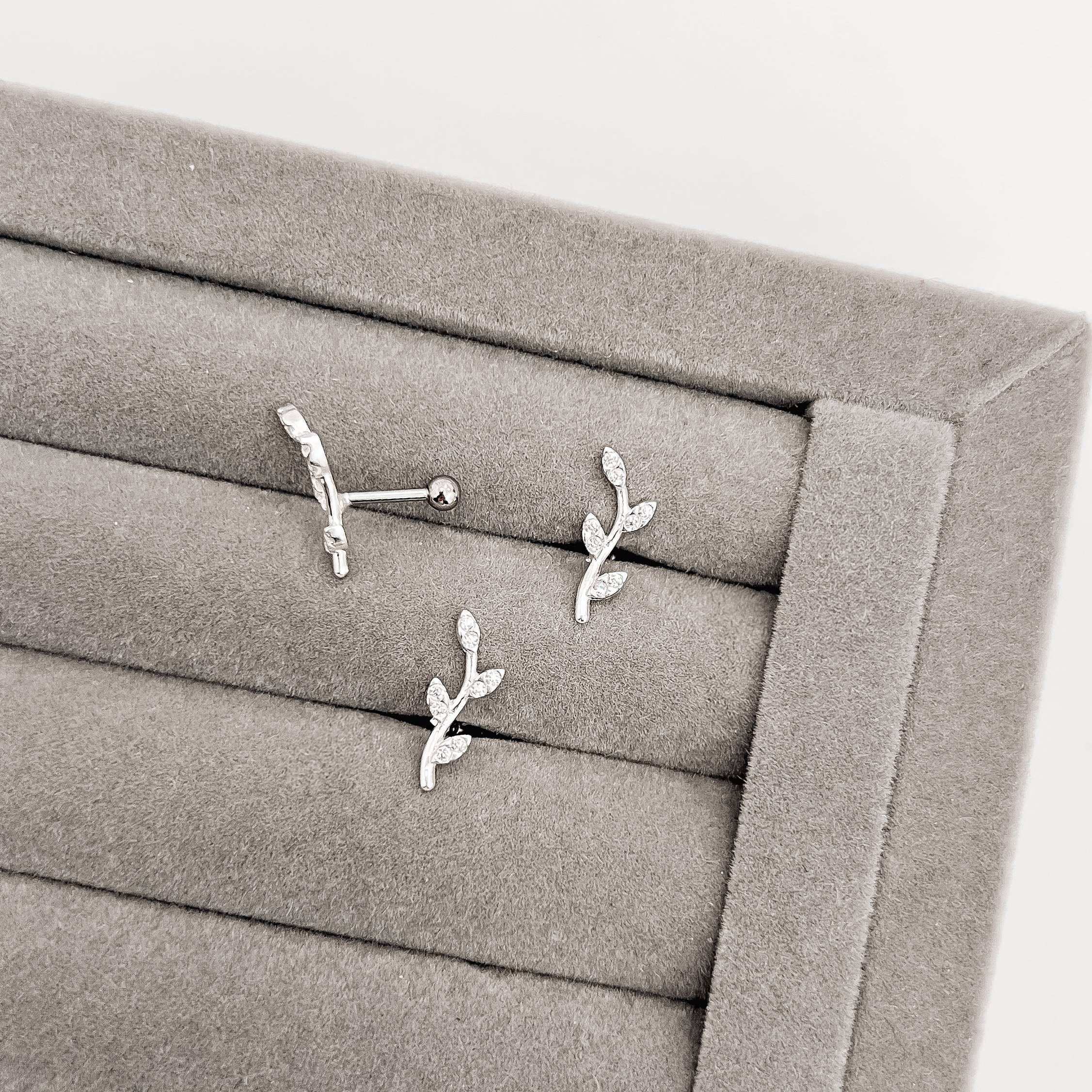 Piercing haste hera cravejada 15mm orelha esquerda