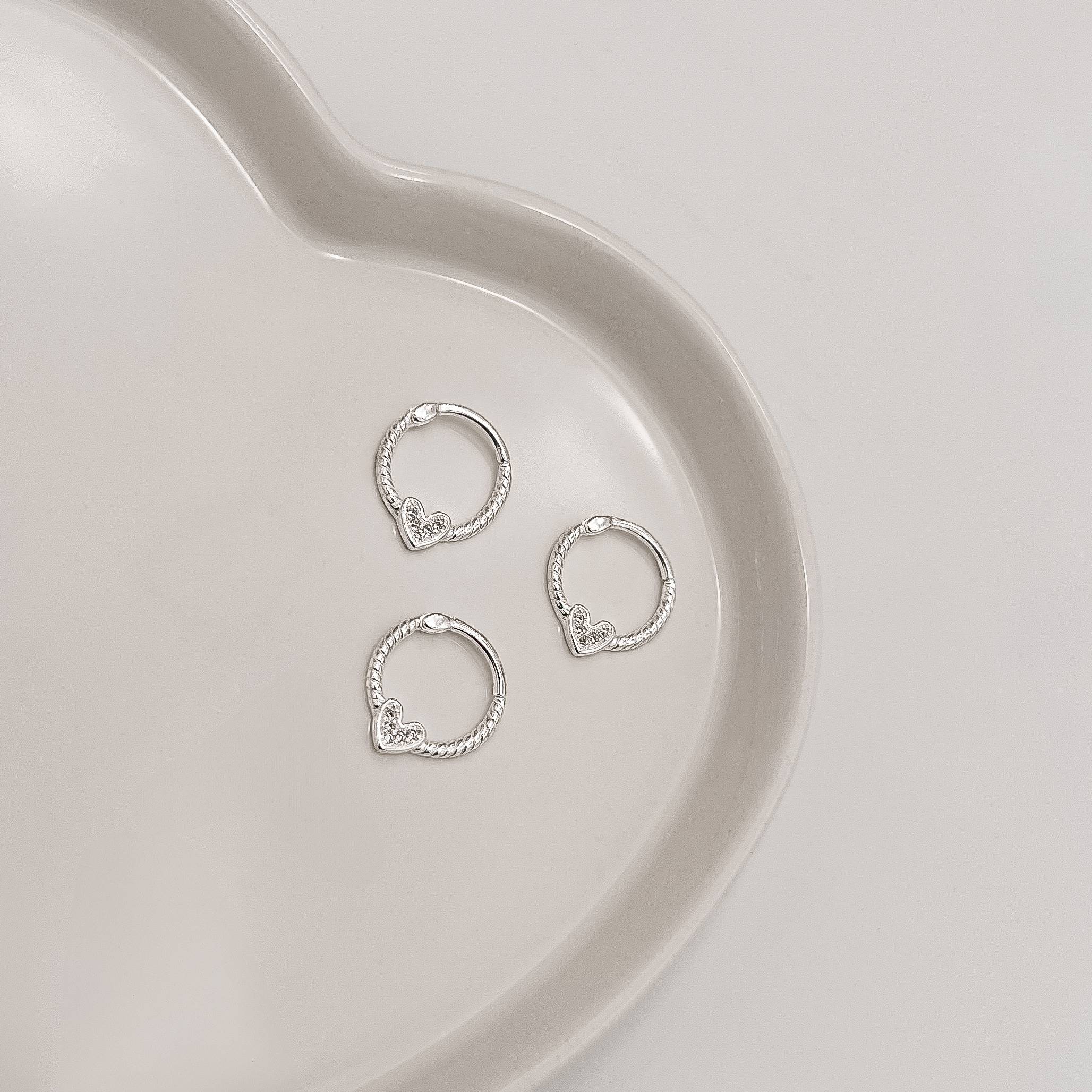 Piercing argola torcida trava com coração cravejado 13mm orelha direita