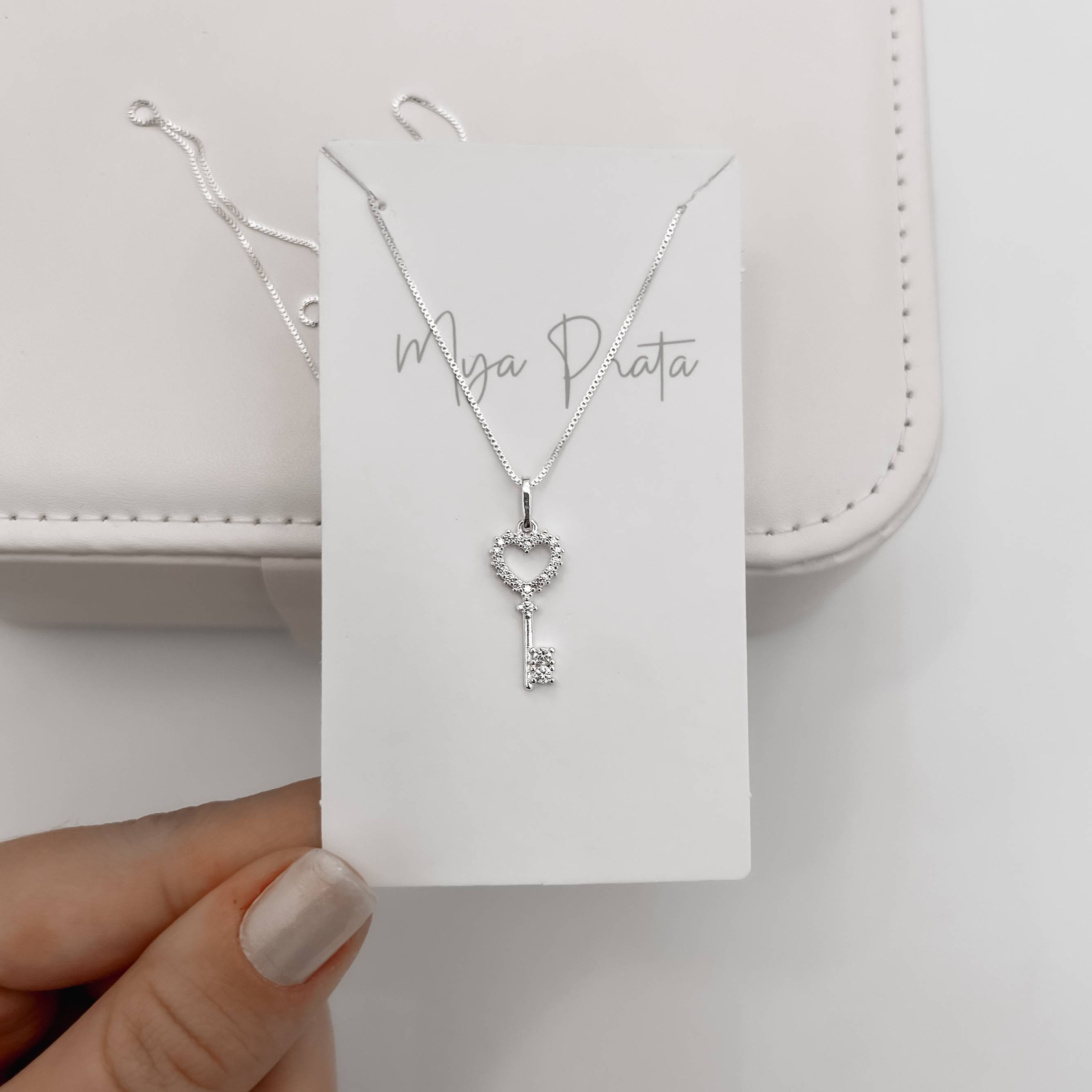 Imagem Colar pingente chave coração vazado cravejado 19mm 45cm