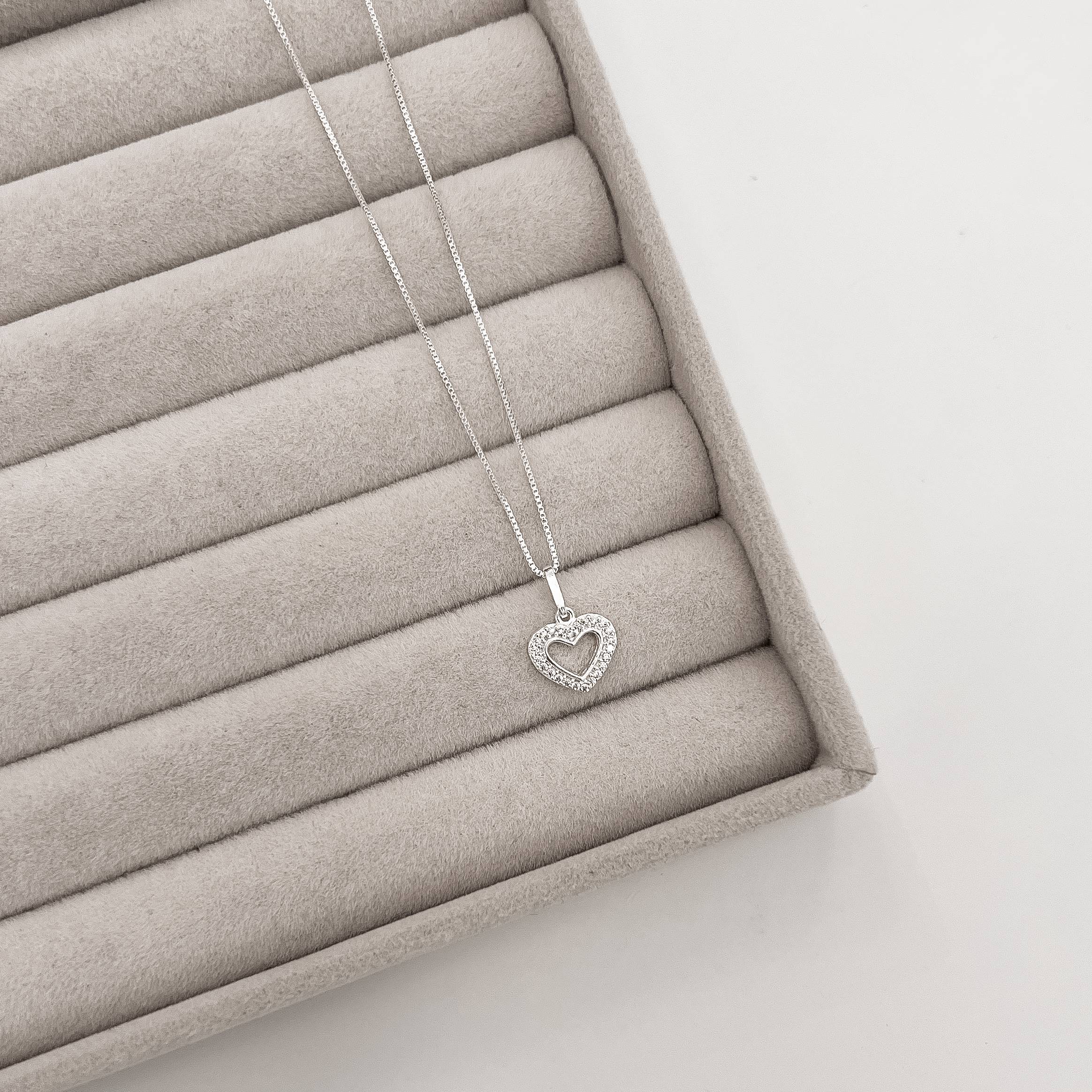 Imagem Colar pingente coração vazado com cravejado 10mm 40cm