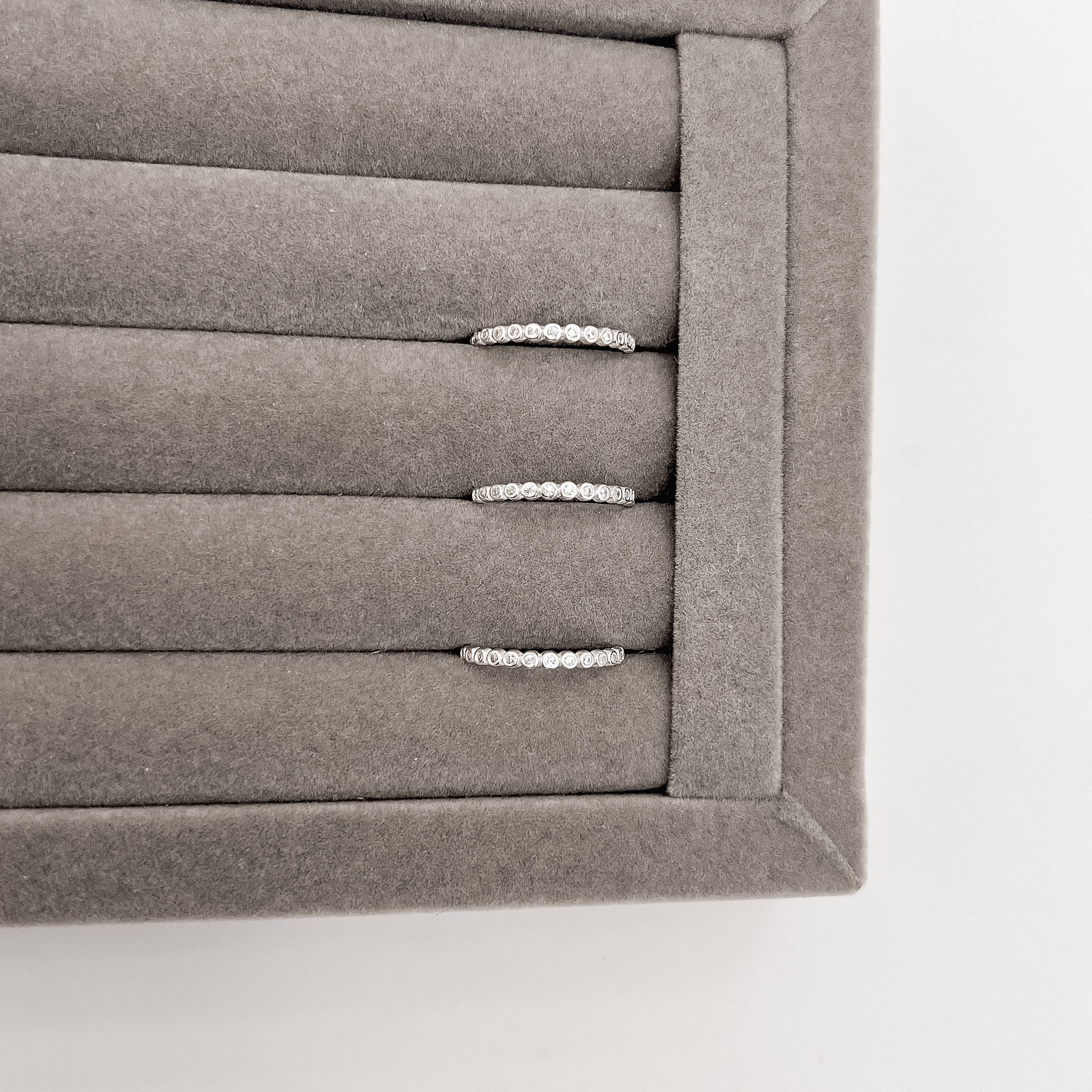 Anel meia aliança bolinhas com zircônias