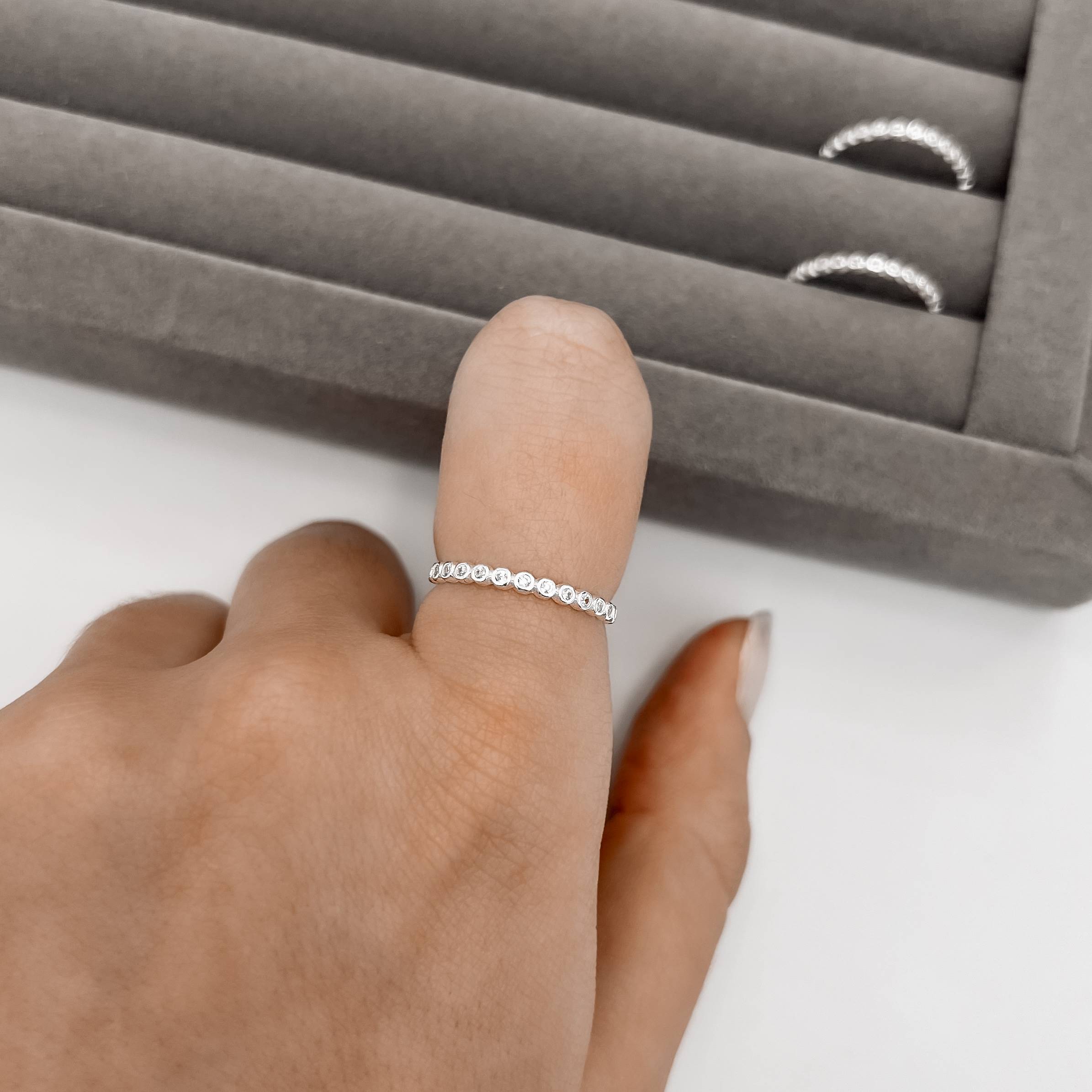 Imagem Secundária Anel meia aliança bolinhas com zircônias