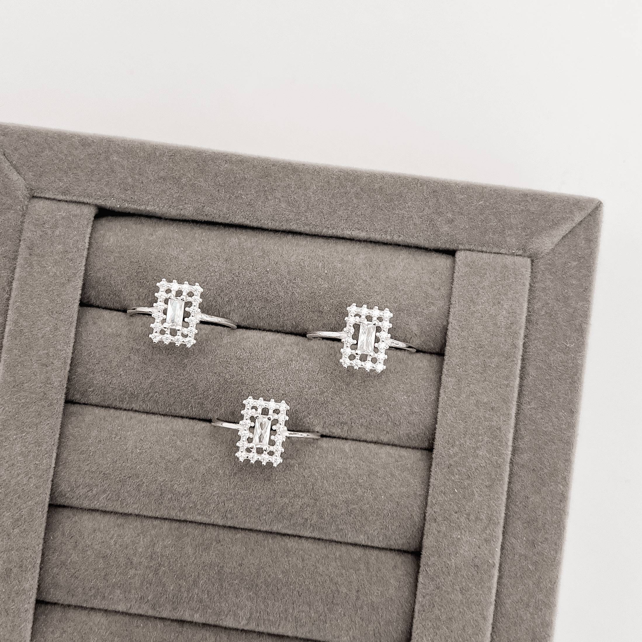 Imagem Anel zircônia retangular cristal com cravejado