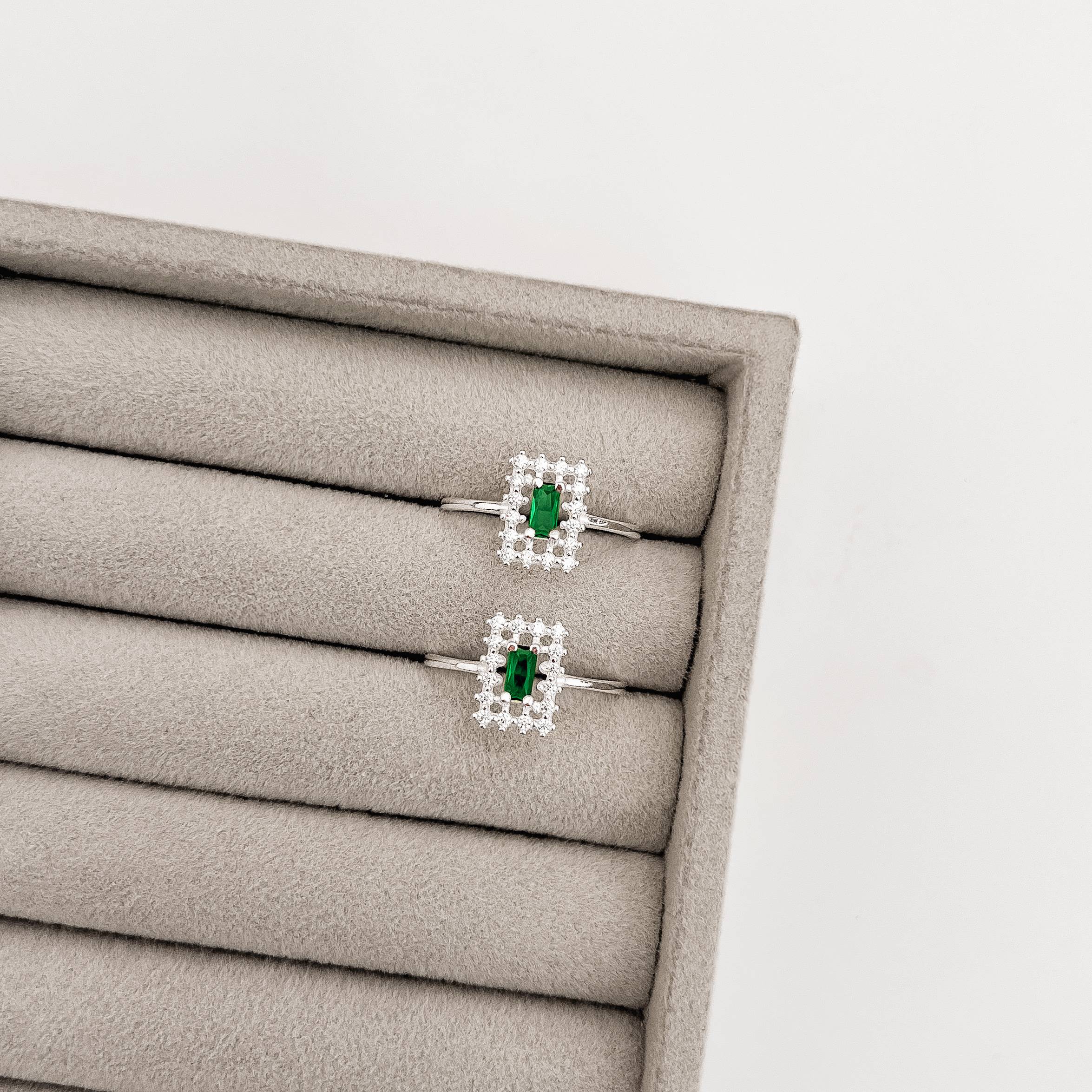 Imagem Secundária Anel zircônia retangular esmeralda com cravejado