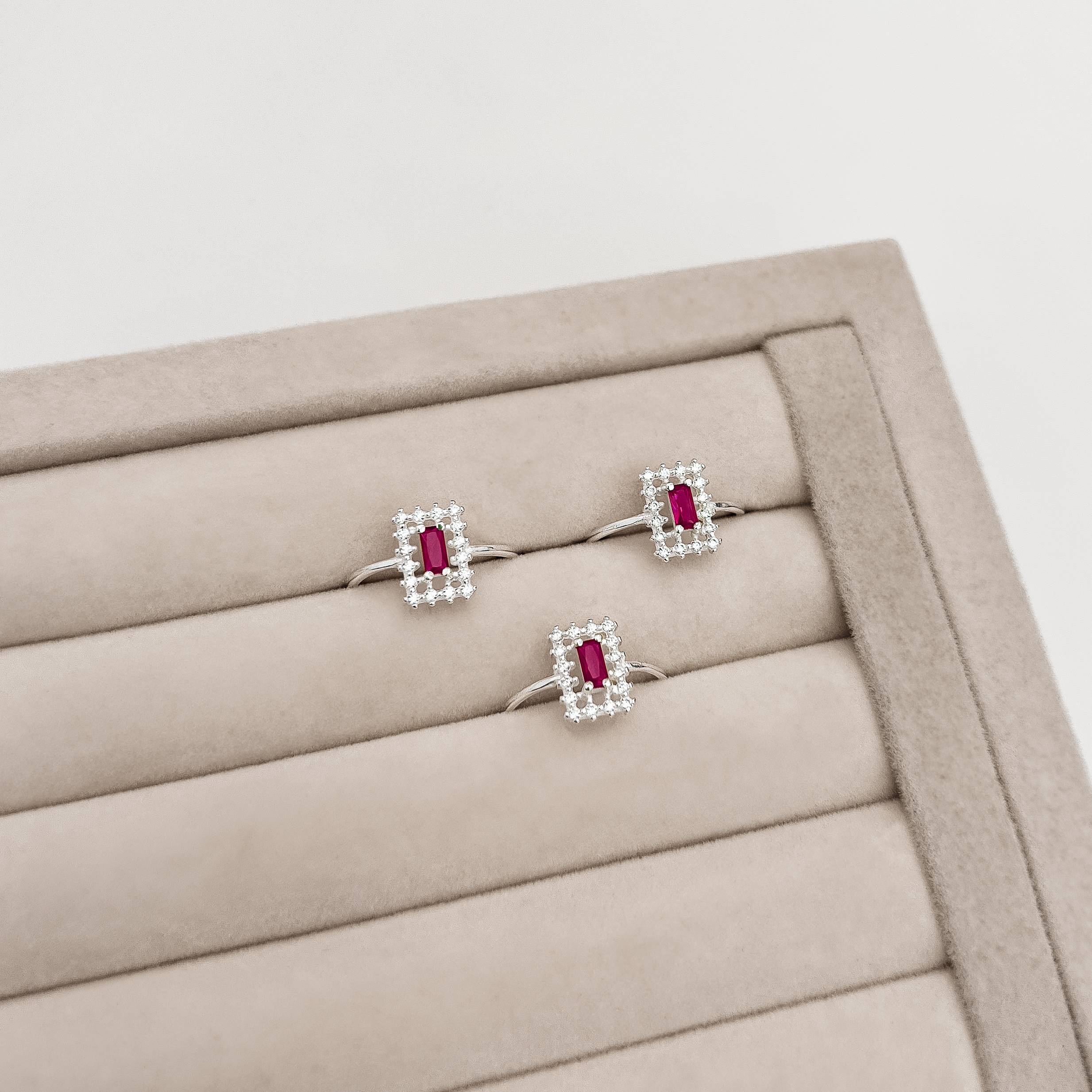Imagem Anel zircônia retangular rubi com cravejado