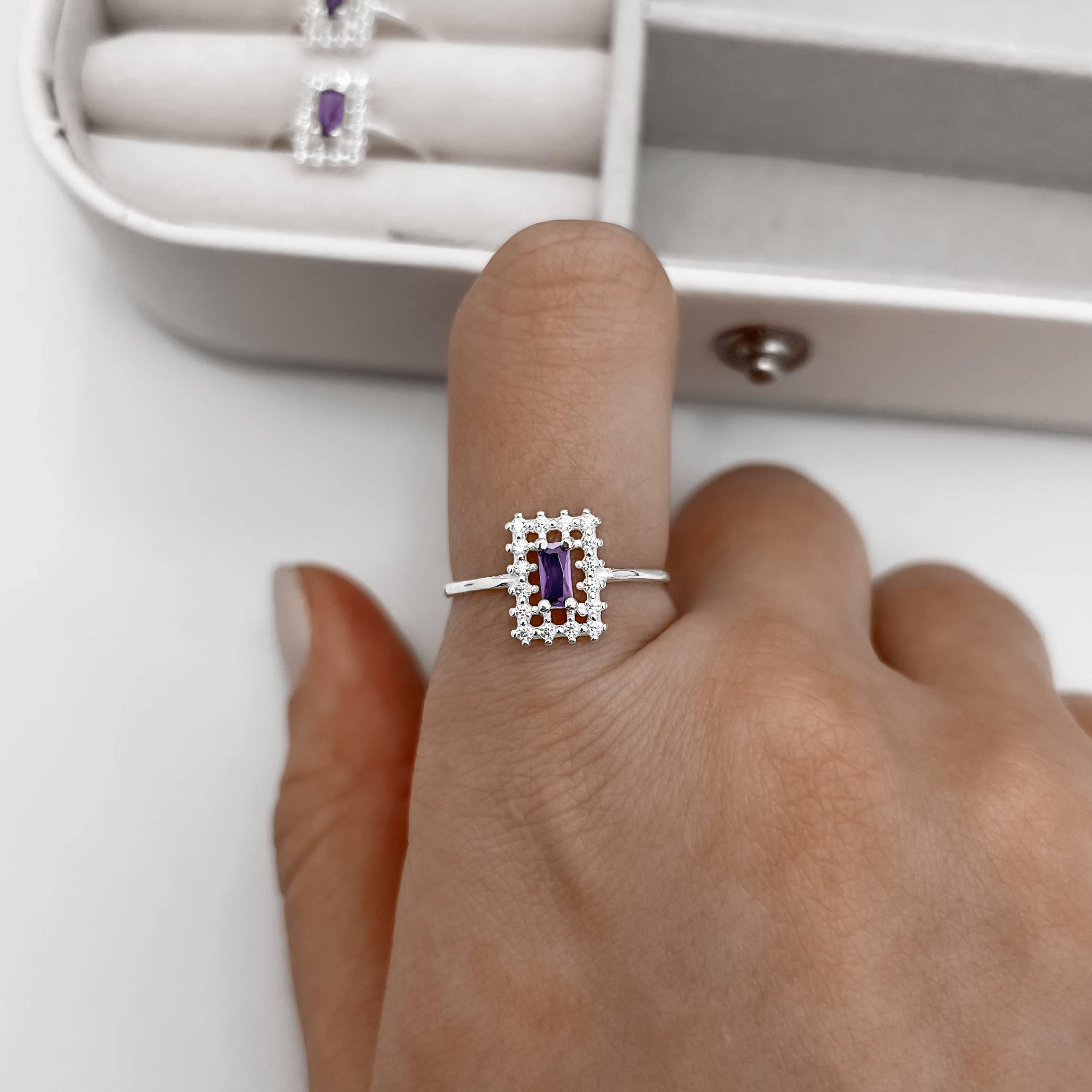 Imagem Secundária Anel zircônia retangular ametista com cravejado