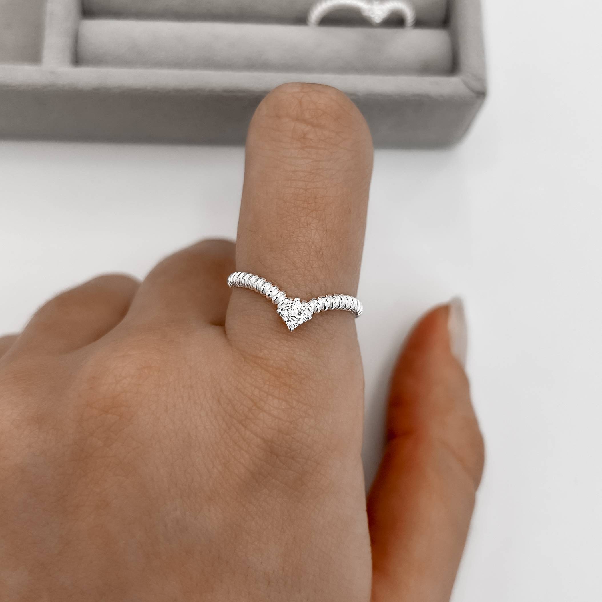 Imagem Anel V riscado com zircônias