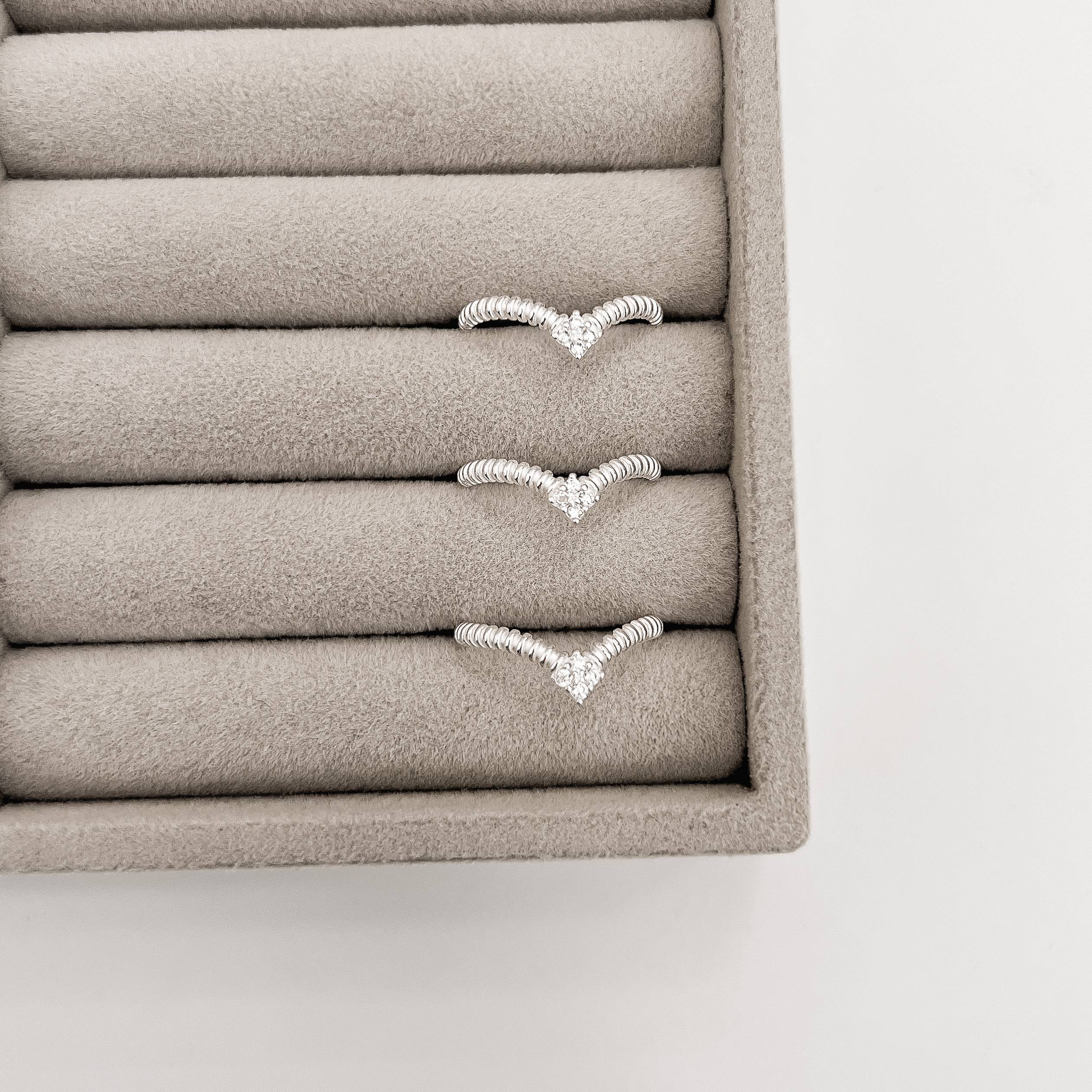 Imagem Secundária Anel V riscado com zircônias