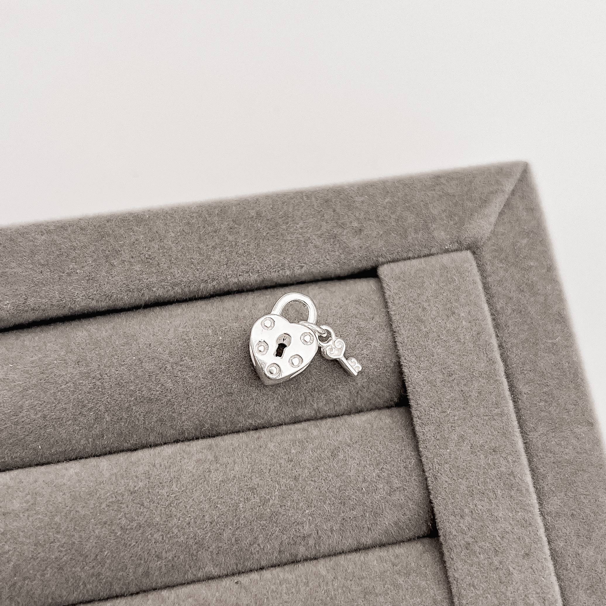 Berloque separador cadeado coração com chave 12mm